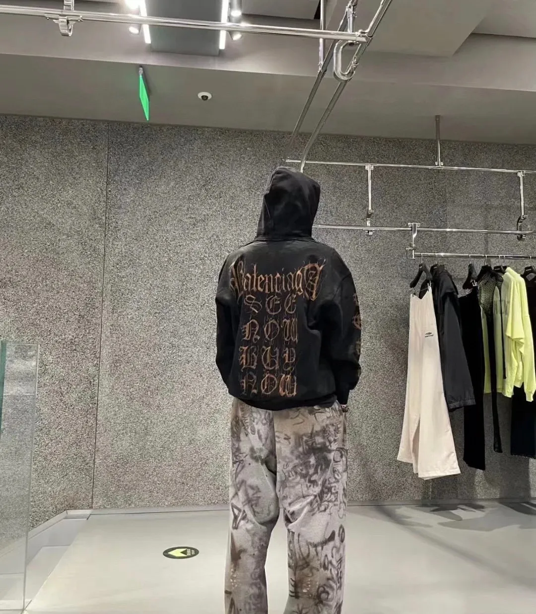 ♻️💯Refer to the model picture for the upper body❤️The top tested version BALENCIAGA Balenciaga SS23 official website catwalk style mud-dyed Sanskrit destruction male and female couple star's same style pure cotton wide zipper jacket sweatshirt. The back printing uses white ink direct injection process. After spraying out a very obvious effect, it is made into a garment and washed, and the fabric printing is washed to a vague nostalgic retro feeling. This is the key soul of this dress!  PS: The printing size and fabric are all the same, only the length of the clothes is ➕ 4 cm! 460 grams of high-end customized fabrics, with excellent washing effect, breathable and thick hand feel. The details are all made by hand polishing and craftsmanship. The original version is matched and not easy to deform. The independent zipper hardware is molded and the ready-to-wear is heavily washed. The color is washed black and the black jacket is the basic foundation. The mud-dyed hand-painted plate matching process on the back presents a Sanskrit letter design that is very classic and versatile. I fell in love with it at first sight. It has been created through multiple processes to create a full sense of high-end. Same style for men and women, complete in three sizes, size: XS-L P:430