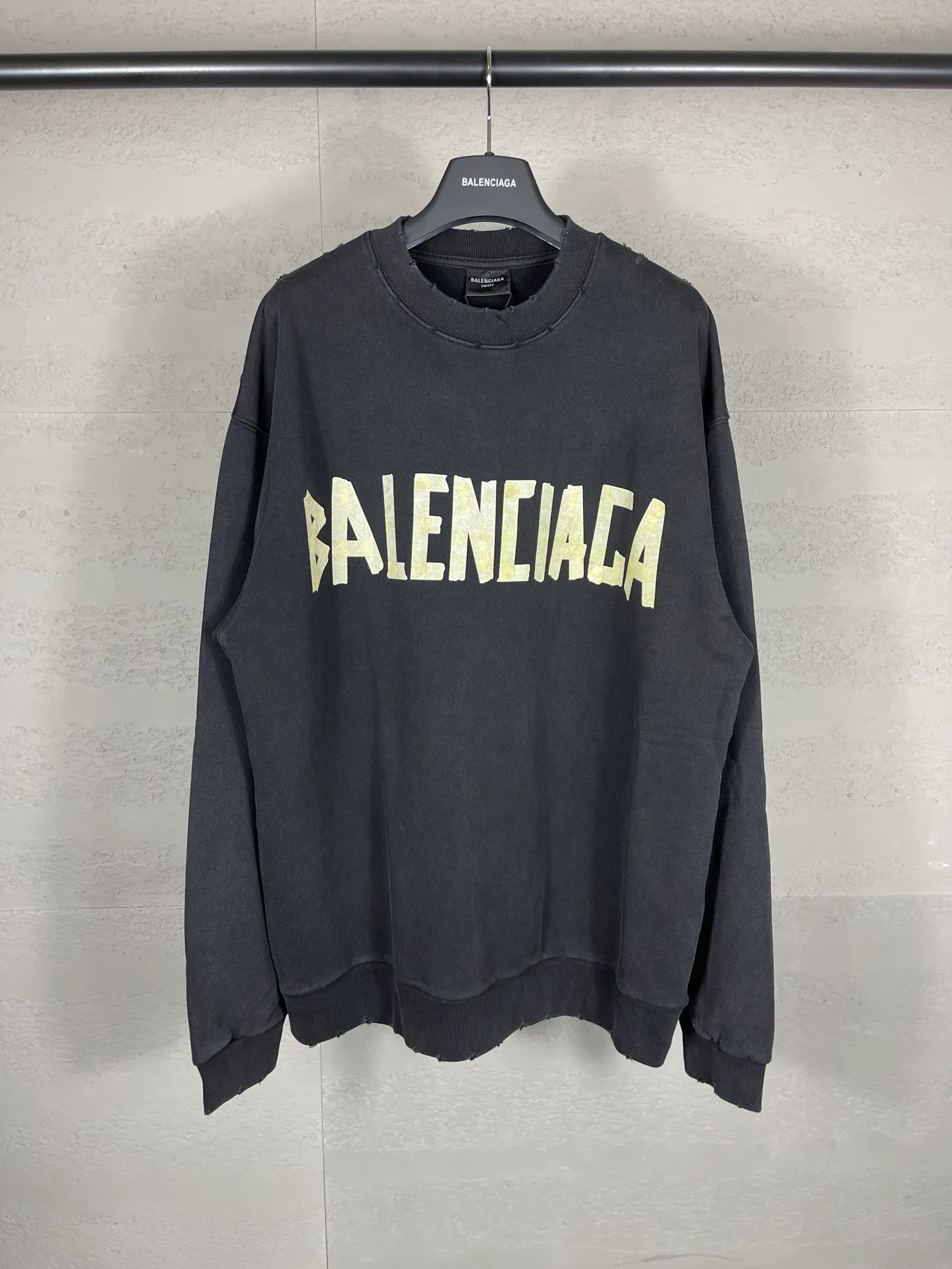 🅿️280 real photos [Top version. Official website quality] BALENCI*GA/Paris. 23ss latest classic hot model. Purchase the original board at the first time. Color. Printing. Washing. Production and authenticity. Wrong version in Jubie market. Welcome to compare. Tape direct printing. Ready-to-wear, 2 washes, frayed and distressed round neck sweatshirt. The brick cabinet is synchronized. The fabric is made of Paris ZP custom-woven and dyed cotton sweatshirt. The weight is 450 grams. The cloth surface is clean. The cloth pattern is clear, soft and comfortable, and the threads are dyed with no color difference. The classic pattern adopts Kornit imported direct injection. The letters are clear and the effect is three-dimensional. Restored brick cabinet. The garments were washed and aged, and polished by many hands. Produced by ultra-heavy craftsmanship, special market currency. Note⚠️ZP fabric is made of fine-grained yarn. Pay attention to the big difference! Welcome to compare! The version adopts OS loose shoulder version. The same style for men and women. Code: BL235567 Color: dark gray blue, washed black Size: XS S M L