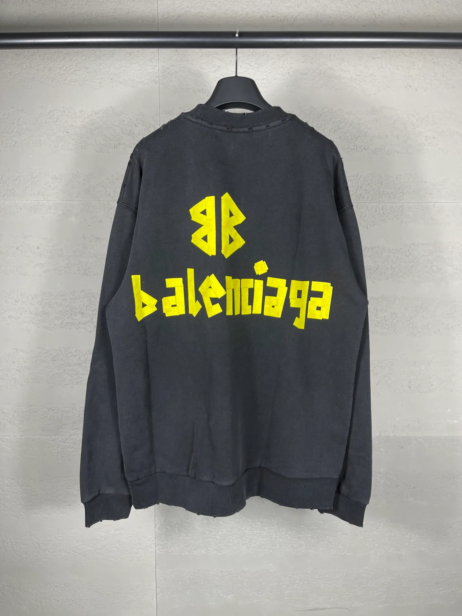 🅿️280 real photos [Top version. Official website quality] BALENCI*GA/Paris. 23ss latest classic hot model. Purchase the original board at the first time. Color. Printing. Washing. Production and authenticity. Wrong version in Jubie market. Welcome to compare. Tape direct printing. Ready-to-wear, 2 washes, frayed and distressed round neck sweatshirt. The brick cabinet is synchronized. The fabric is made of Paris ZP custom-woven and dyed cotton sweatshirt. The weight is 450 grams. The cloth surface is clean. The cloth pattern is clear, soft and comfortable, and the threads are dyed with no color difference. The classic pattern adopts Kornit imported direct injection. The letters are clear and the effect is three-dimensional. Restored brick cabinet. The garments were washed and aged, and polished by many hands. Produced by ultra-heavy craftsmanship, special market currency. Note⚠️ZP fabric is made of fine-grained yarn. Pay attention to the big difference! Welcome to compare! The version adopts OS loose shoulder version. The same style for men and women. Code: BL235567 Color: dark gray blue, washed black Size: XS S M L