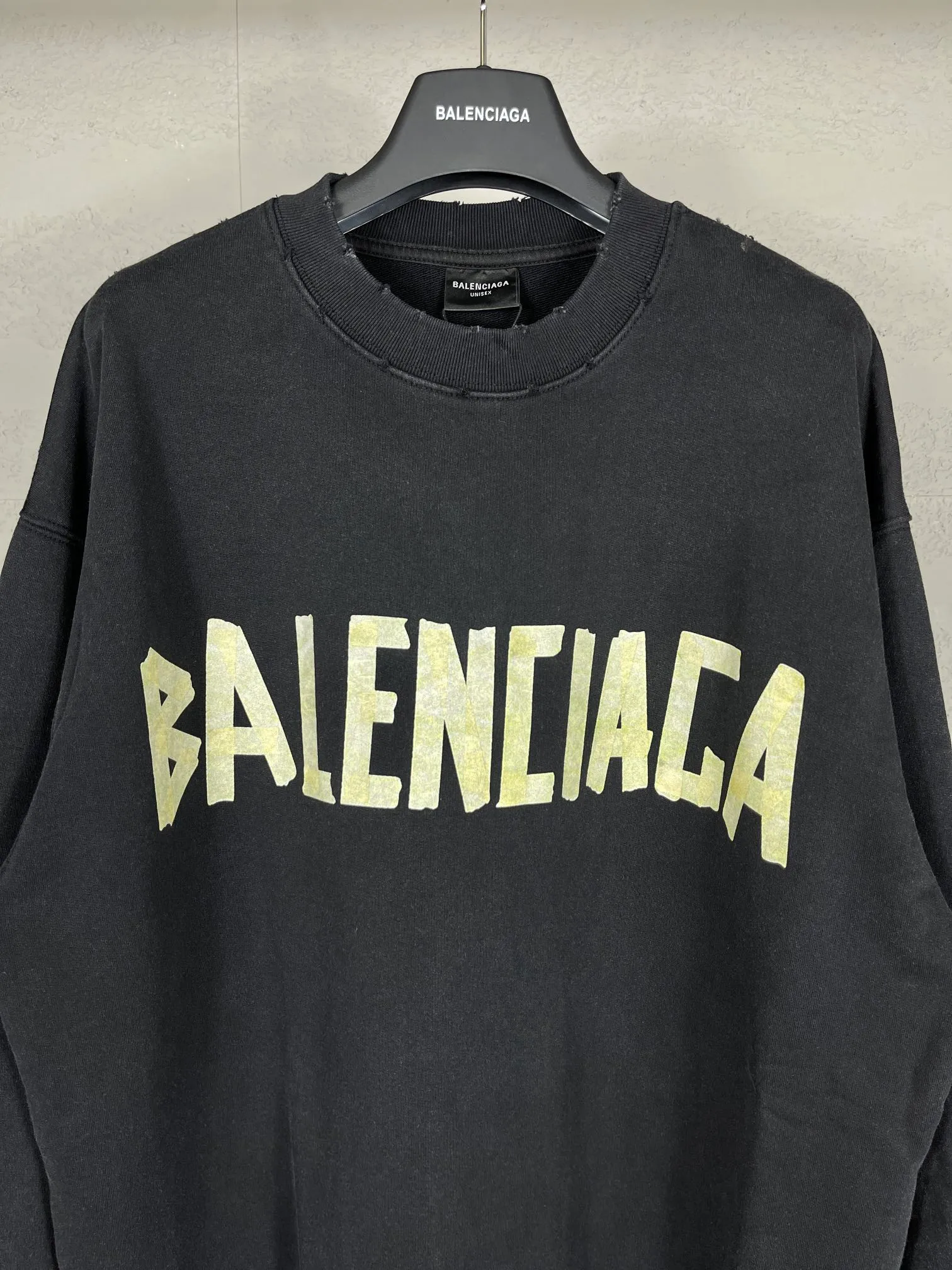 🅿️280 real photos [Top version. Official website quality] BALENCI*GA/Paris. 23ss latest classic hot model. Purchase the original board at the first time. Color. Printing. Washing. Production and authenticity. Wrong version in Jubie market. Welcome to compare. Tape direct printing. Ready-to-wear, 2 washes, frayed and distressed round neck sweatshirt. The brick cabinet is synchronized. The fabric is made of Paris ZP custom-woven and dyed cotton sweatshirt. The weight is 450 grams. The cloth surface is clean. The cloth pattern is clear, soft and comfortable, and the threads are dyed with no color difference. The classic pattern adopts Kornit imported direct injection. The letters are clear and the effect is three-dimensional. Restored brick cabinet. The garments were washed and aged, and polished by many hands. Produced by ultra-heavy craftsmanship, special market currency. Note⚠️ZP fabric is made of fine-grained yarn. Pay attention to the big difference! Welcome to compare! The version adopts OS loose shoulder version. The same style for men and women. Code: BL235567 Color: dark gray blue, washed black Size: XS S M L