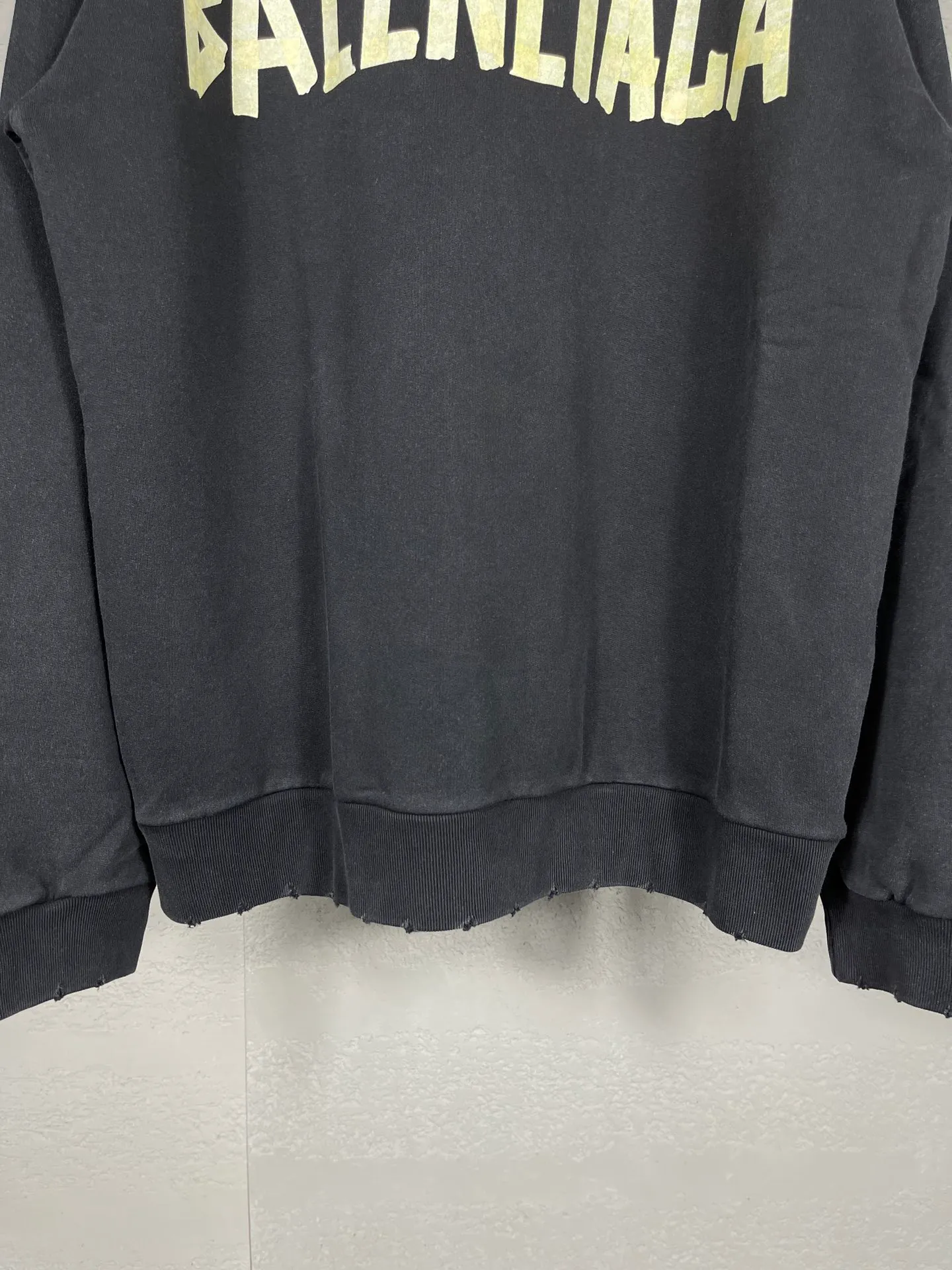 🅿️280 real photos [Top version. Official website quality] BALENCI*GA/Paris. 23ss latest classic hot model. Purchase the original board at the first time. Color. Printing. Washing. Production and authenticity. Wrong version in Jubie market. Welcome to compare. Tape direct printing. Ready-to-wear, 2 washes, frayed and distressed round neck sweatshirt. The brick cabinet is synchronized. The fabric is made of Paris ZP custom-woven and dyed cotton sweatshirt. The weight is 450 grams. The cloth surface is clean. The cloth pattern is clear, soft and comfortable, and the threads are dyed with no color difference. The classic pattern adopts Kornit imported direct injection. The letters are clear and the effect is three-dimensional. Restored brick cabinet. The garments were washed and aged, and polished by many hands. Produced by ultra-heavy craftsmanship, special market currency. Note⚠️ZP fabric is made of fine-grained yarn. Pay attention to the big difference! Welcome to compare! The version adopts OS loose shoulder version. The same style for men and women. Code: BL235567 Color: dark gray blue, washed black Size: XS S M L