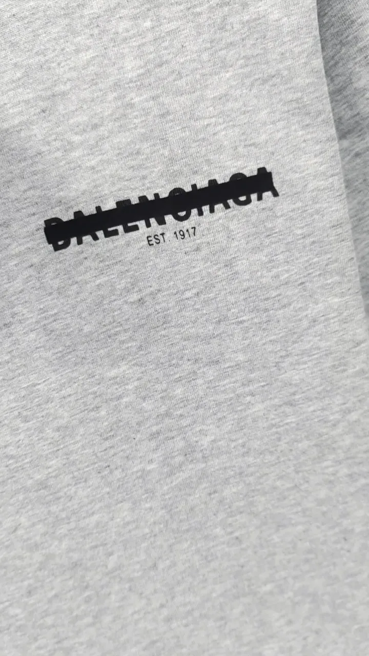 Frontal real-life video————BALENCIAGA Balenciaga’s new tape letter printing male and female couple stars the same style pure cotton loose short-sleeved T-shirt The front and rear platens are hand-printed, precision mesh is used to make the stencil, imported environmentally friendly slurry is scraped, and the letters are clearly restored. The spacing between letters is all the same as the original version. The font size is consistent with the original version. The comparison code number ratio is increased and enlarged. The letters are strictly aligned to highly restore the spacing ratio and three-dimensional sense. The printing has no burrs. Basically, the color difference is minimized to be infinitely close. The printing has transparent bottom lines and no burrs. The yarn is made of Made of 18SJC and imported oil-proof treated thread, there will be no oil stains. The car is imported from Silver Sword with a knife, which does not eat the cloth or leave any cloth. The sewing machine needle uses a No. 9 round-head needle, which does not puncture or break the fibers of the fabric. The density of the thread is 3CM/14 needles, which is tight and not loose or sparse. The double-layer stitching of the back collar is firm and tight. The double chain of the shoulder is routed. The hem is tightened tightly. The fabric is full of drape and consistent with the pattern. The fabric is made of 280g double-ply double-yarn plain cotton fabric, which has full drape and smooth hand feel. Complete color matching from dyeing to craftsmanship, customized accessories with three standards Size: XS-L Color: Dark heather gray white black P: 250