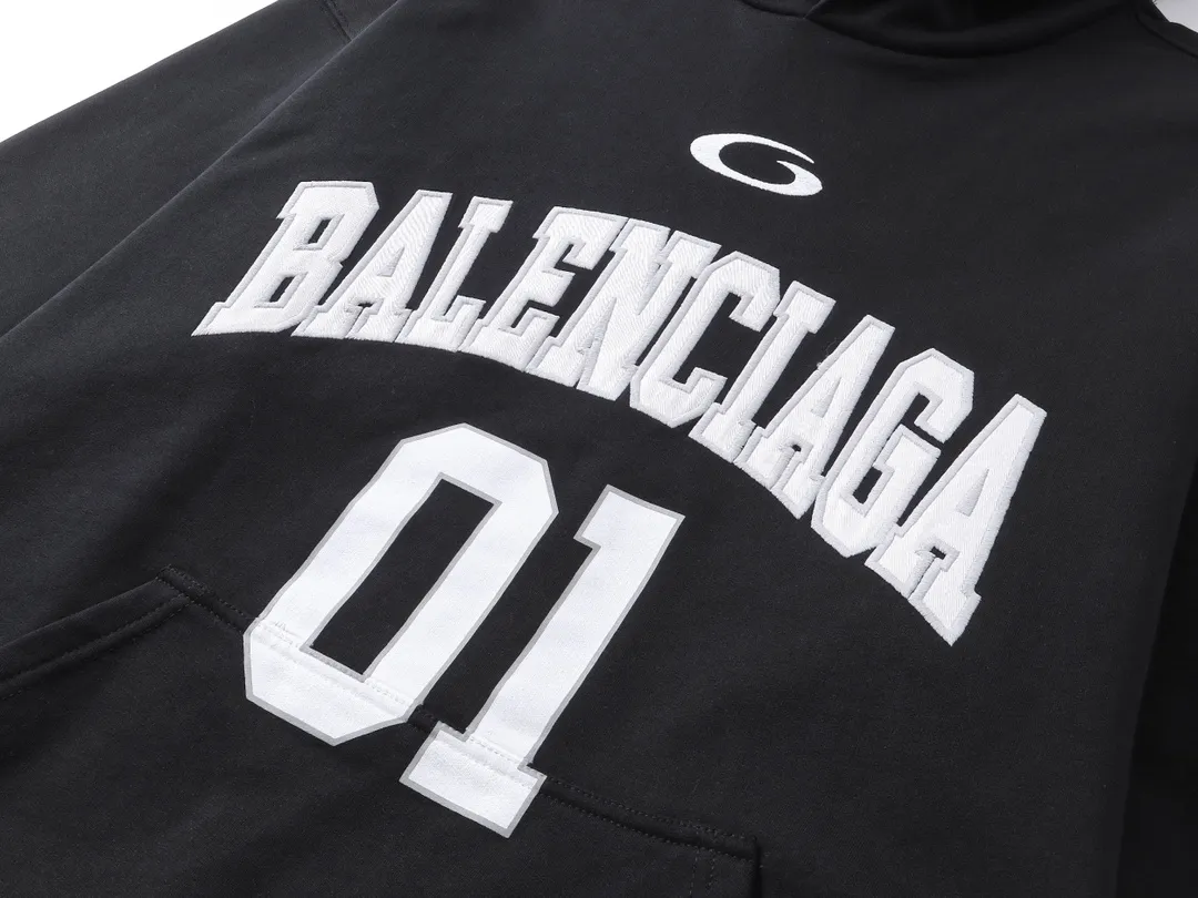 🅿️360 real photos [Top version. Official website quality] BALENCI*GA/Paris.SS25 latest basketball uniform embroidered printed hooded long-sleeved sweatshirt. The front embroidery is embroidered and printed using a Tajima computer embroidery machine, the lower left corner is stamped, and the back piece is printed. The brick cabinets are synchronized. The authentic product is developed at the first time. The fabric is made of Paris ZP custom-woven and dyed cotton sweatshirt. Weighing 460 grams, the cloth surface is clean. The cloth pattern is clear, soft and comfortable. The threads are dyed with no color difference. The printing uses environmentally friendly imported materials, the letters are clear and the effect is three-dimensional. The version adopts OS loose shoulder design. Same style for men and women. Code: BL258959 Color: Black Purple Colorful Blue Size: XS S M L