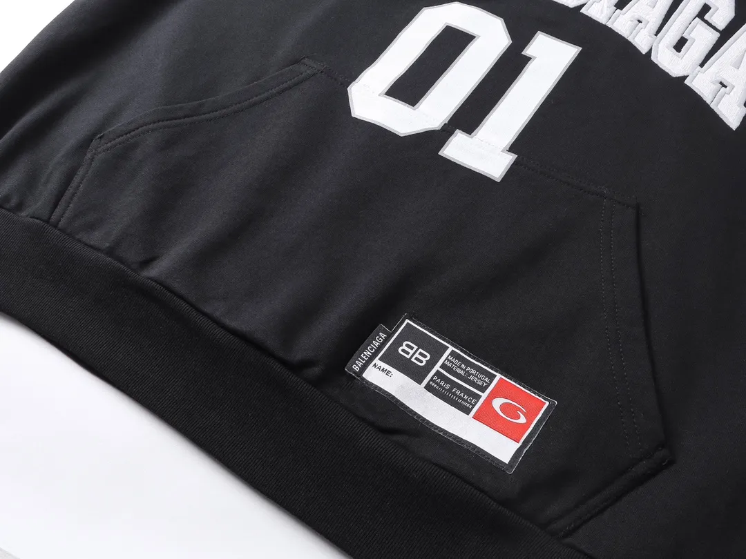 🅿️360 real photos [Top version. Official website quality] BALENCI*GA/Paris.SS25 latest basketball uniform embroidered printed hooded long-sleeved sweatshirt. The front embroidery is embroidered and printed using a Tajima computer embroidery machine, the lower left corner is stamped, and the back piece is printed. The brick cabinets are synchronized. The authentic product is developed at the first time. The fabric is made of Paris ZP custom-woven and dyed cotton sweatshirt. Weighing 460 grams, the cloth surface is clean. The cloth pattern is clear, soft and comfortable. The threads are dyed with no color difference. The printing uses environmentally friendly imported materials, the letters are clear and the effect is three-dimensional. The version adopts OS loose shoulder design. Same style for men and women. Code: BL258959 Color: Black Purple Colorful Blue Size: XS S M L