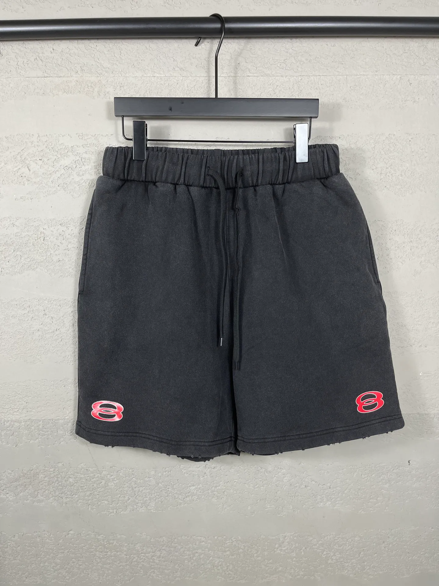🅿️226 real photos [Top version. Official website quality] BALENCI*GA/Paris. 2025 new model. Double ring printing on the front left and right, letter printing on the back left and right, washed, distressed and worn shorts. Brick cabinet synchronization. Genuine product developed at the first time, enjoy printing and comparison! The fabric is made of Paris ZP custom-woven and dyed cotton terry sweatshirt, with a weight of 460 grams. The cloth surface is clean. The cloth pattern is clear, the hand feels soft and comfortable, and the imported environmentally friendly rubber paddles are used for printing. The letters are clear and the effect is three-dimensional. The version adopts a loose version. The same style for men and women. Code: BL257028 Color: washed black Size: XS S M L
