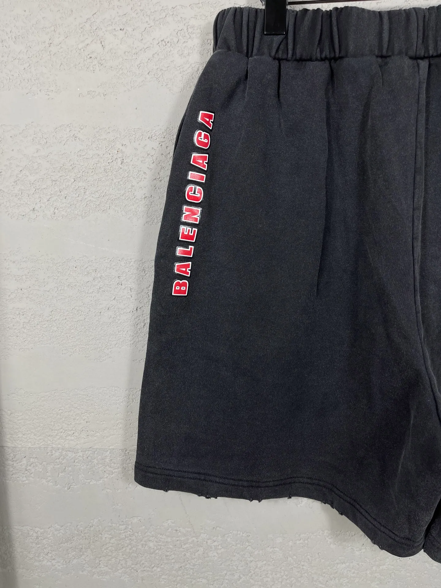 🅿️226 real photos [Top version. Official website quality] BALENCI*GA/Paris. 2025 new model. Double ring printing on the front left and right, letter printing on the back left and right, washed, distressed and worn shorts. Brick cabinet synchronization. Genuine product developed at the first time, enjoy printing and comparison! The fabric is made of Paris ZP custom-woven and dyed cotton terry sweatshirt, with a weight of 460 grams. The cloth surface is clean. The cloth pattern is clear, the hand feels soft and comfortable, and the imported environmentally friendly rubber paddles are used for printing. The letters are clear and the effect is three-dimensional. The version adopts a loose version. The same style for men and women. Code: BL257028 Color: washed black Size: XS S M L