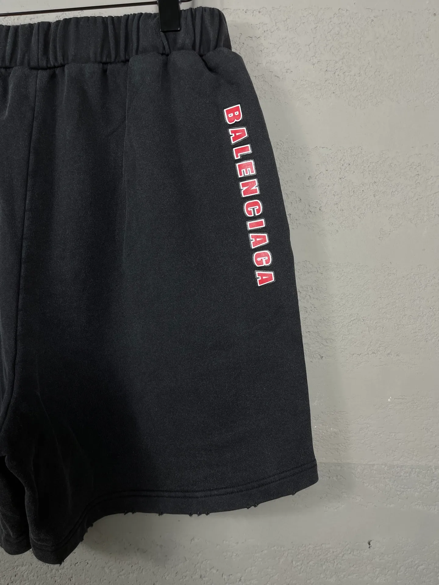 🅿️226 real photos [Top version. Official website quality] BALENCI*GA/Paris. 2025 new model. Double ring printing on the front left and right, letter printing on the back left and right, washed, distressed and worn shorts. Brick cabinet synchronization. Genuine product developed at the first time, enjoy printing and comparison! The fabric is made of Paris ZP custom-woven and dyed cotton terry sweatshirt, with a weight of 460 grams. The cloth surface is clean. The cloth pattern is clear, the hand feels soft and comfortable, and the imported environmentally friendly rubber paddles are used for printing. The letters are clear and the effect is three-dimensional. The version adopts a loose version. The same style for men and women. Code: BL257028 Color: washed black Size: XS S M L