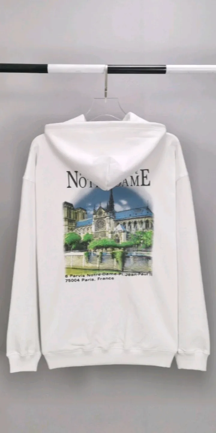 Real shot of the video - the top tested version of BALENCIAGA Balenciaga Sacred Heart Cathedral Garden Notre Dame Castle loose cotton men and women couples the same autumn and winter pure cotton hoodie hooded sweatshirt top quality, each piece has been garment washed. The printing process adopts Kornit Digital 7-color direct printing, which restores the picture quality in high definition. People, trees and buildings are clearly visible and layered. Letter printing details are processed without tooth edges! The cost of front and back printing is enough to buy a box of good cigarettes. Details are as shown in the picture, all products are visually photographed without any modification! The fabric is made of 480g combed cotton terry fabric, which is heavy-weight and has a full drape. The most important thing is that while ensuring the weight, it can also effectively exert its breathable and breathable effect! Exclusive quality shipment Original fabric Self-adhesive coding Counter tag Size: XS-L Color: Black White P: 480