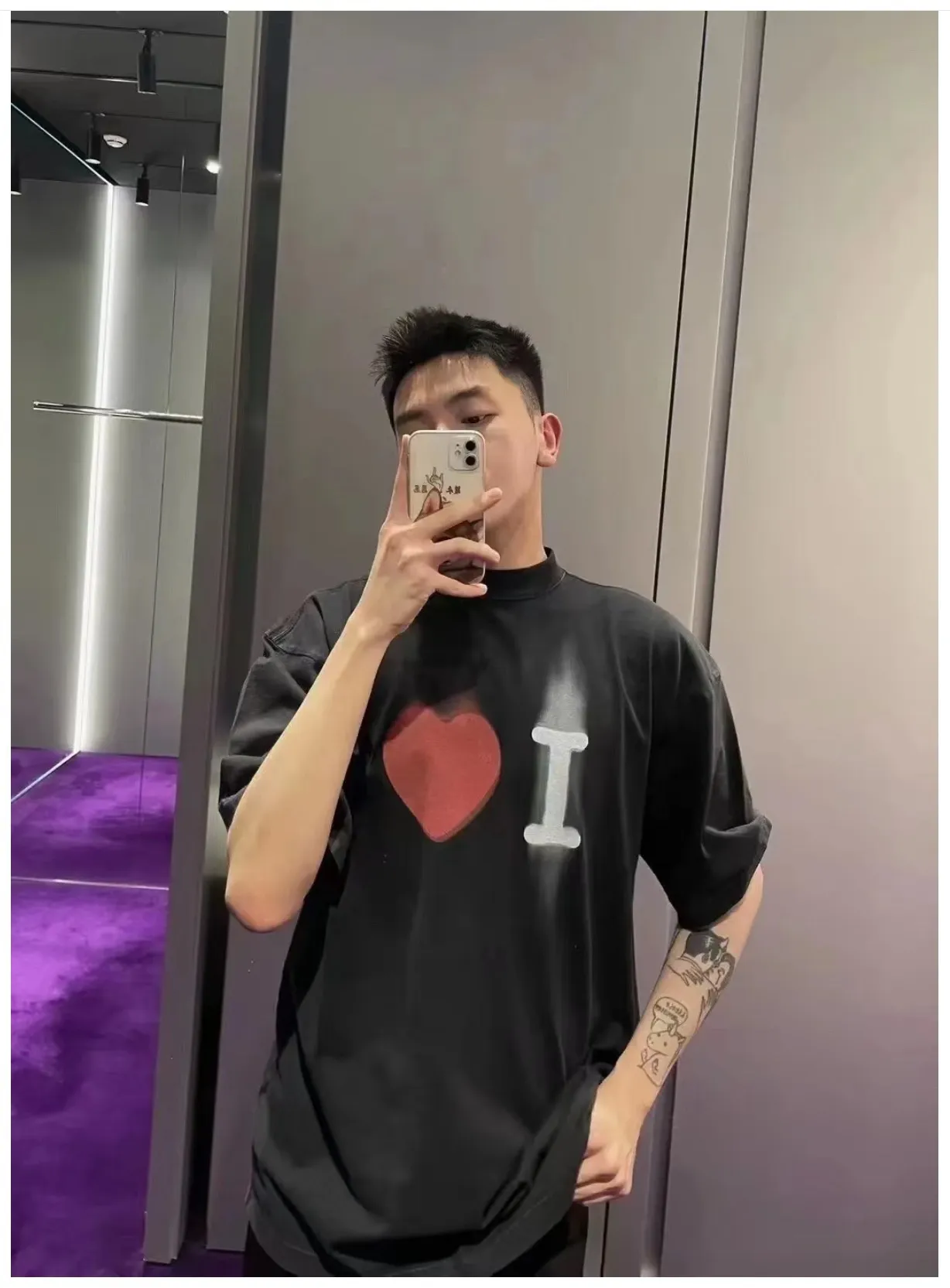 🎀Hot model pictures🎀Top tested version Balenciaga Paris 23ss spring and summer new style 520 love printed embroidered logo short-sleeved T-shirts for male and female couples stars, the appearance of the single product is undoubtedly outstanding, and it will definitely attract attention when paired with a couple style! Fashionable, relaxed and stylish, the atmosphere is instantly full~ It is made of 100% pure cotton fabric, which is soft and comfortable, has a delicate and waxy touch, and is very comfortable on the upper body! The simple and fashionable round neck design is simple and extraordinary, and it is very eye-catching. The stitching is very smooth and delicate, with a certain degree of looseness. It is strong, stylish, washable, durable and will not deform easily after long-term wear!  An item with obvious high street style, loose fit and cutting design, the upper body is very durable. This kind of short sleeves can definitely add a lot of color to your outfit, and also provide you with more charm and temptation in your daily life ~ P: 270 Color: Black White