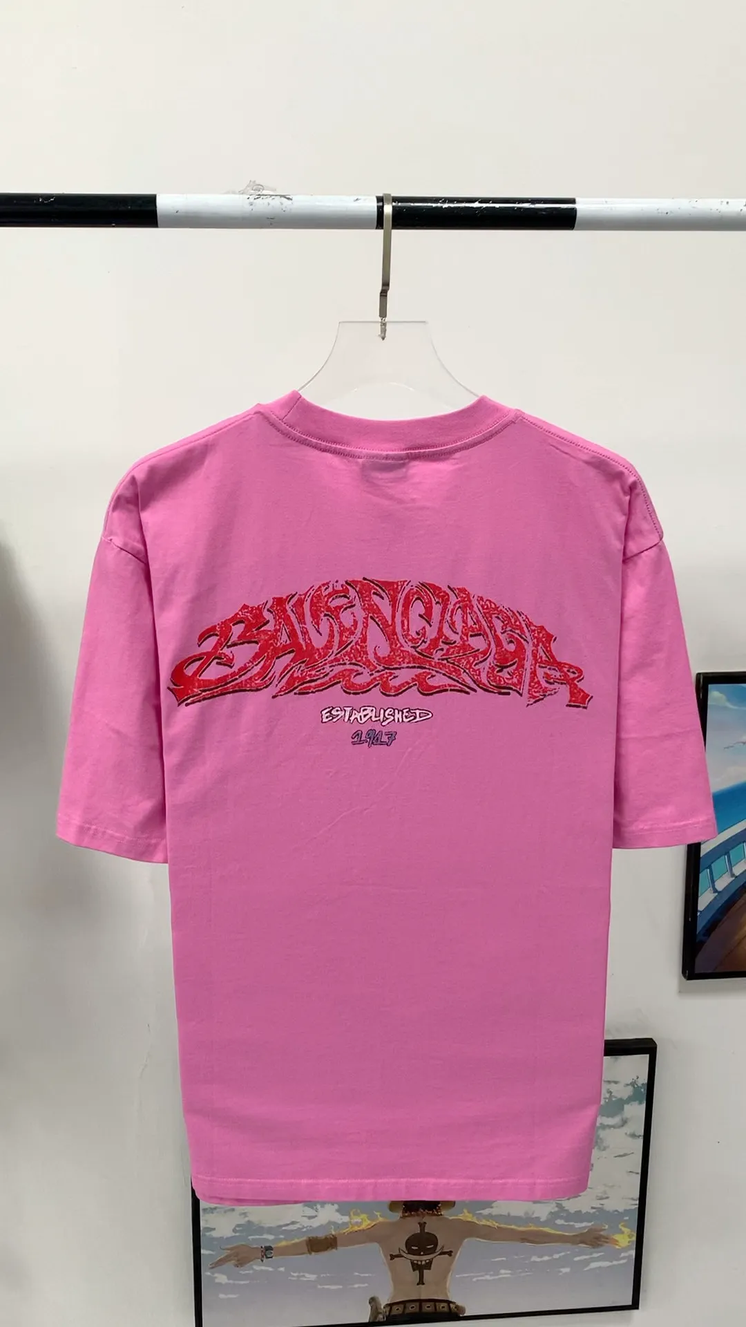 Real shot video on the back - Top tested version Balenciaga 24SS flame graffiti letters distressed printed short-sleeved T-shirt. The fabric is made of 240 grams of smooth pure cotton double yarn. It is high in weight and is still cool and comfortable to wear. Balenciaga 23SS flame graffiti letter LOGO short-sleeved T-shirt! You must not miss the explosive power of this fashion! This T-shirt is really too stylish, the letter LOGO and flame graffiti are perfectly integrated together, igniting the passion for fashion! Not only It can show your personality and add a bit of rebellious and flamboyant attitude to your overall look! Whether you are a street fashionista or a fairy who pursues fashion taste, this short-sleeved T-shirt can make you look cool in a different way! Moreover, its design and tailoring are very fitting, and the comfort cannot be ignored!” This T-shirt has long become the new darling of the fashion circle. Many stars and celebrities have fallen in love with it. Just search on Instagram and you will find countless fashionistas showing off this hot item! "Journey of Flame" makes itself the focus of street fashion and attracts everyone's attention! Thermoset ink printing uses chemical ink as pigment and requires high temperature drying to solidify the ink onto the fabric for a unique aged effect‼ ️ 🤩Made of custom-woven pure cotton fabric, it is close-fitting and comfortable, and has a first-class feel! The loose fit creates an oversize silhouette, and the small neckline design is very slim, and is more popular among young men and women 🙋🏻‍♀️! The ribbed round neck and retro plain fabric mid-cut design create a unique style and charm! The upper body shape is not flattering, and it can be worn with a couple outfit! Color: distressed pink, washed black, size S～XL p:270