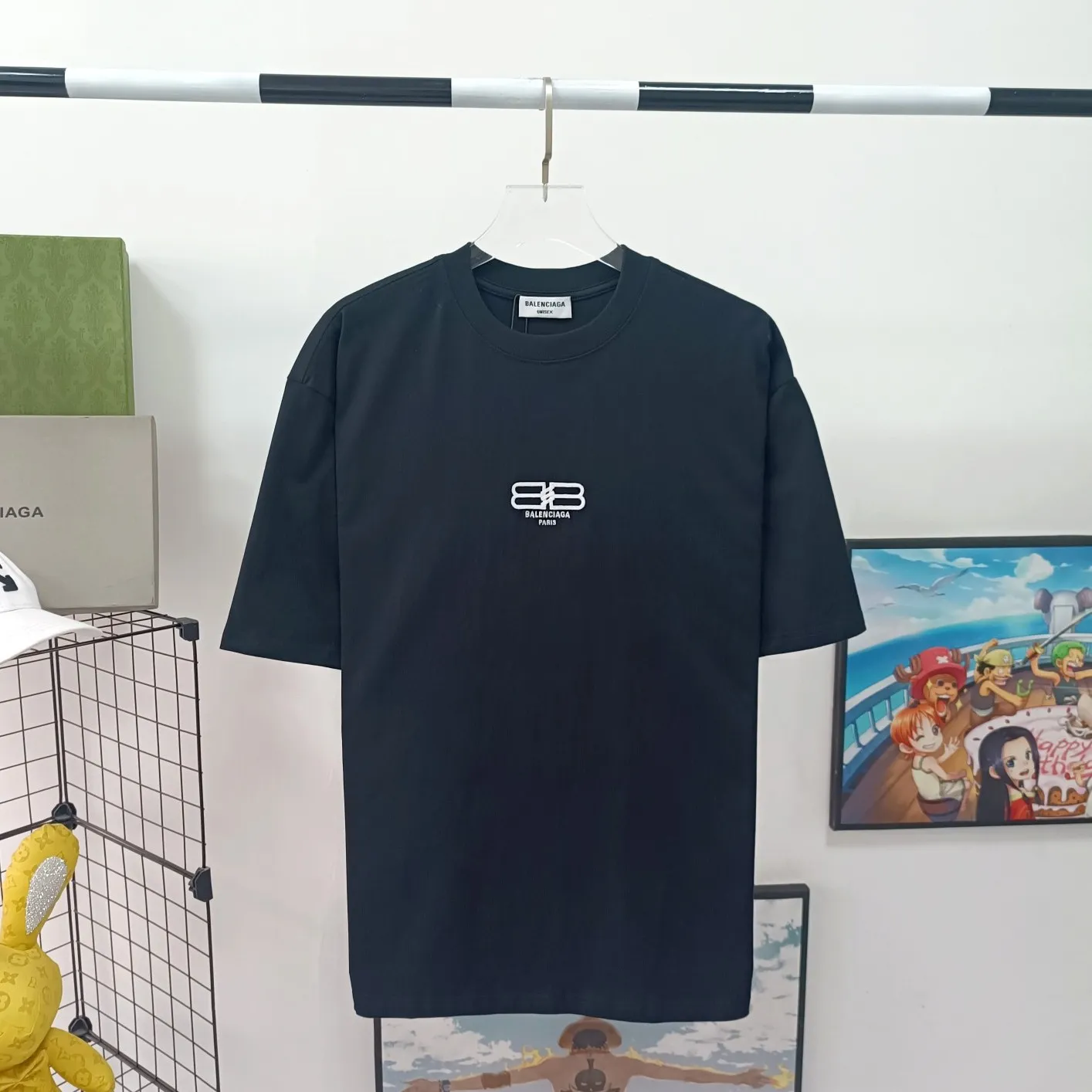 [New] The top tried and tested version of Balenciaga/Balenciaga 2023ss spring new BB lock letter embroidered round neck pullover T-shirt. The appearance of B's ​​single product is of course outstanding. It will definitely attract attention when paired with a couple's style! Fashionable, relaxed and stylish, the atmosphere suddenly fills up~ It is made of 280g double-ply double-yarn plain cotton loose fabric. Good fabrics give us the intuitive feeling that they are high-end, comfortable, soft, delicate and sinewy. Even if you don’t understand fabrics, the touch can give you a new feeling! The design is also really eye-catching. The co-branded print makes the overall look simple and elegant, high-end and fashionable ~ The BB lock letter embroidery design on the chest breaks the boring and boring design of previous years and makes it more youthful and fashionable, adding a trendy style that keeps pace with the times! An item with obvious high street style, OS loose fit cutting design, and the upper body is very durable. This short-sleeved shirt can definitely add a lot of color to your outfit, and also provide you with more charm and temptation in your daily life. Size: XS-L Color: black, off-white P:240