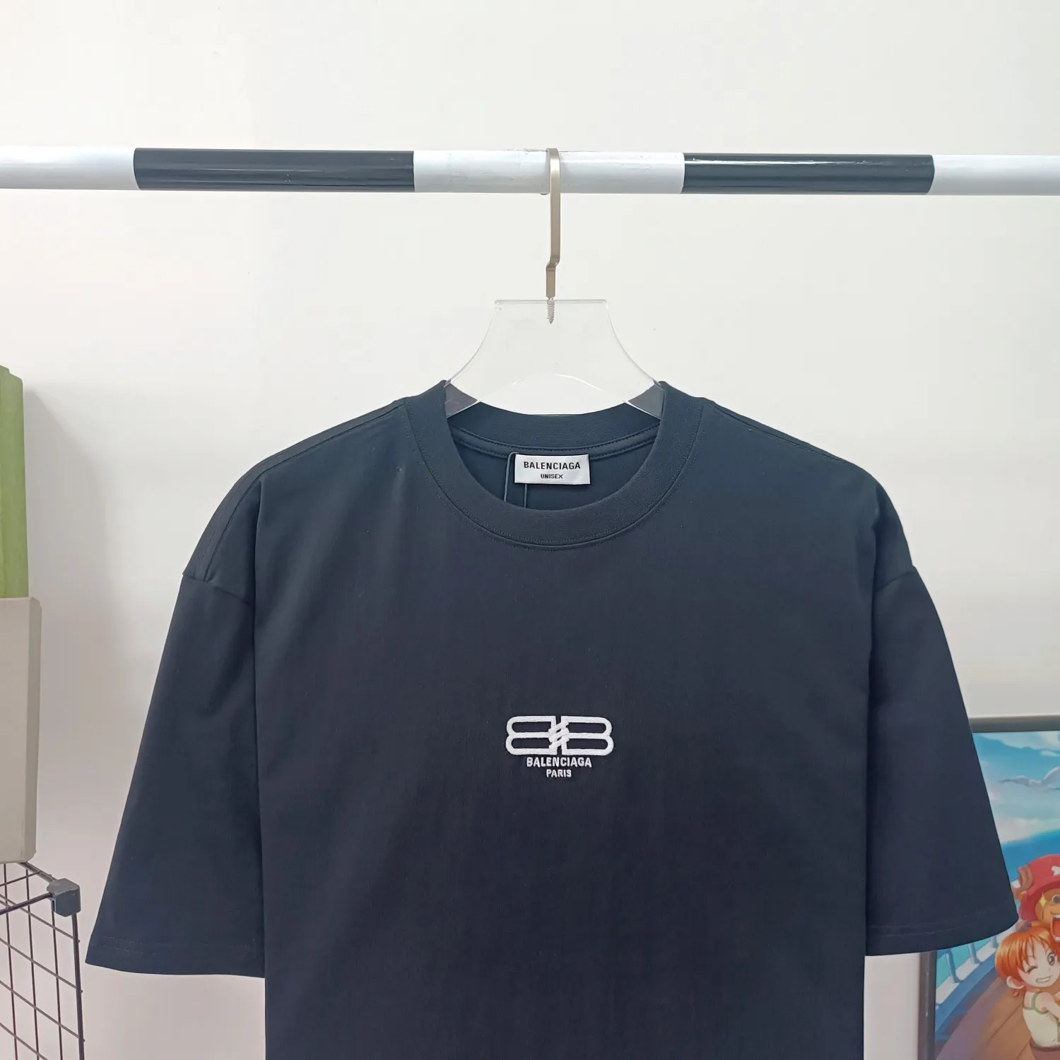 [New] The top tried and tested version of Balenciaga/Balenciaga 2023ss spring new BB lock letter embroidered round neck pullover T-shirt. The appearance of B's ​​single product is of course outstanding. It will definitely attract attention when paired with a couple's style! Fashionable, relaxed and stylish, the atmosphere suddenly fills up~ It is made of 280g double-ply double-yarn plain cotton loose fabric. Good fabrics give us the intuitive feeling that they are high-end, comfortable, soft, delicate and sinewy. Even if you don’t understand fabrics, the touch can give you a new feeling! The design is also really eye-catching. The co-branded print makes the overall look simple and elegant, high-end and fashionable ~ The BB lock letter embroidery design on the chest breaks the boring and boring design of previous years and makes it more youthful and fashionable, adding a trendy style that keeps pace with the times! An item with obvious high street style, OS loose fit cutting design, and the upper body is very durable. This short-sleeved shirt can definitely add a lot of color to your outfit, and also provide you with more charm and temptation in your daily life. Size: XS-L Color: black, off-white P:240
