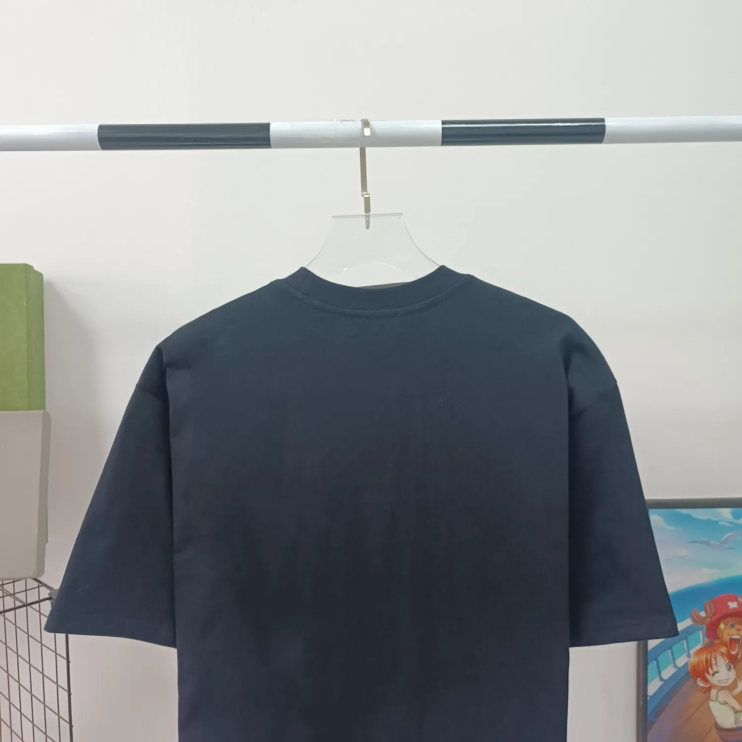 [New] The top tried and tested version of Balenciaga/Balenciaga 2023ss spring new BB lock letter embroidered round neck pullover T-shirt. The appearance of B's ​​single product is of course outstanding. It will definitely attract attention when paired with a couple's style! Fashionable, relaxed and stylish, the atmosphere suddenly fills up~ It is made of 280g double-ply double-yarn plain cotton loose fabric. Good fabrics give us the intuitive feeling that they are high-end, comfortable, soft, delicate and sinewy. Even if you don’t understand fabrics, the touch can give you a new feeling! The design is also really eye-catching. The co-branded print makes the overall look simple and elegant, high-end and fashionable ~ The BB lock letter embroidery design on the chest breaks the boring and boring design of previous years and makes it more youthful and fashionable, adding a trendy style that keeps pace with the times! An item with obvious high street style, OS loose fit cutting design, and the upper body is very durable. This short-sleeved shirt can definitely add a lot of color to your outfit, and also provide you with more charm and temptation in your daily life. Size: XS-L Color: black, off-white P:240