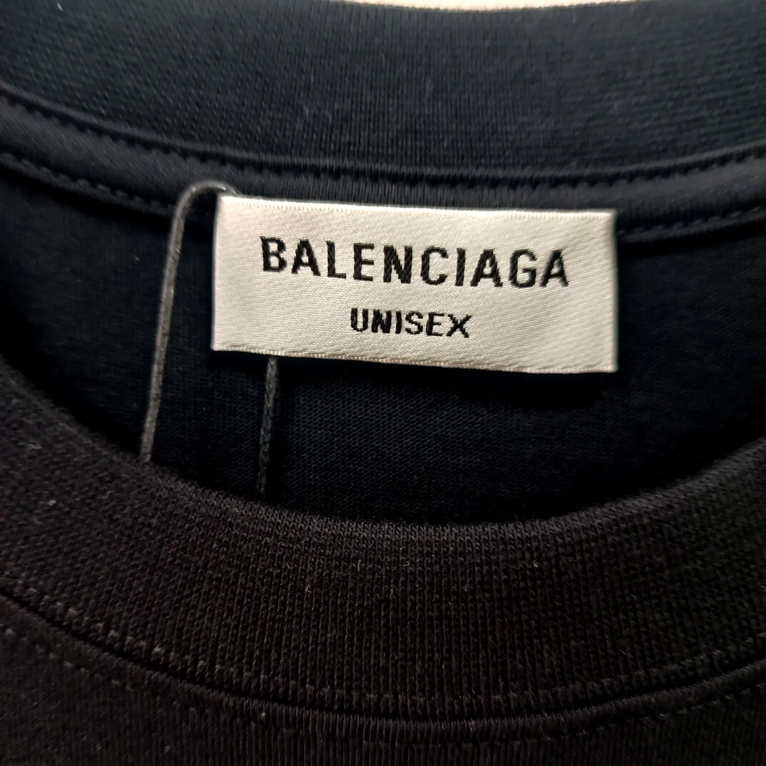 [New] The top tried and tested version of Balenciaga/Balenciaga 2023ss spring new BB lock letter embroidered round neck pullover T-shirt. The appearance of B's ​​single product is of course outstanding. It will definitely attract attention when paired with a couple's style! Fashionable, relaxed and stylish, the atmosphere suddenly fills up~ It is made of 280g double-ply double-yarn plain cotton loose fabric. Good fabrics give us the intuitive feeling that they are high-end, comfortable, soft, delicate and sinewy. Even if you don’t understand fabrics, the touch can give you a new feeling! The design is also really eye-catching. The co-branded print makes the overall look simple and elegant, high-end and fashionable ~ The BB lock letter embroidery design on the chest breaks the boring and boring design of previous years and makes it more youthful and fashionable, adding a trendy style that keeps pace with the times! An item with obvious high street style, OS loose fit cutting design, and the upper body is very durable. This short-sleeved shirt can definitely add a lot of color to your outfit, and also provide you with more charm and temptation in your daily life. Size: XS-L Color: black, off-white P:240