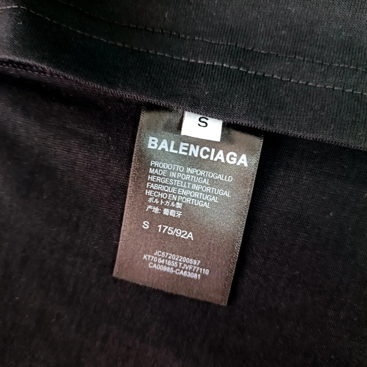 [New] The top tried and tested version of Balenciaga/Balenciaga 2023ss spring new BB lock letter embroidered round neck pullover T-shirt. The appearance of B's ​​single product is of course outstanding. It will definitely attract attention when paired with a couple's style! Fashionable, relaxed and stylish, the atmosphere suddenly fills up~ It is made of 280g double-ply double-yarn plain cotton loose fabric. Good fabrics give us the intuitive feeling that they are high-end, comfortable, soft, delicate and sinewy. Even if you don’t understand fabrics, the touch can give you a new feeling! The design is also really eye-catching. The co-branded print makes the overall look simple and elegant, high-end and fashionable ~ The BB lock letter embroidery design on the chest breaks the boring and boring design of previous years and makes it more youthful and fashionable, adding a trendy style that keeps pace with the times! An item with obvious high street style, OS loose fit cutting design, and the upper body is very durable. This short-sleeved shirt can definitely add a lot of color to your outfit, and also provide you with more charm and temptation in your daily life. Size: XS-L Color: black, off-white P:240