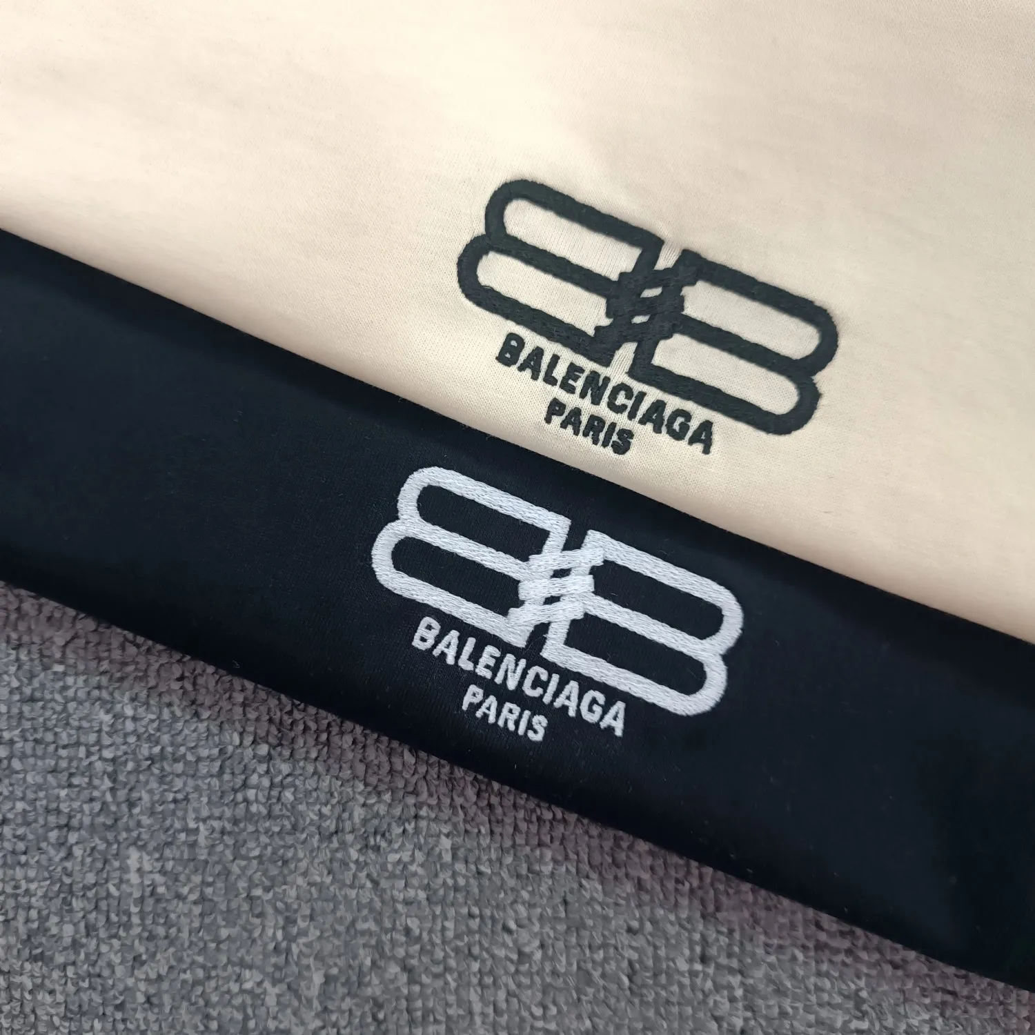 [New] The top tried and tested version of Balenciaga/Balenciaga 2023ss spring new BB lock letter embroidered round neck pullover T-shirt. The appearance of B's ​​single product is of course outstanding. It will definitely attract attention when paired with a couple's style! Fashionable, relaxed and stylish, the atmosphere suddenly fills up~ It is made of 280g double-ply double-yarn plain cotton loose fabric. Good fabrics give us the intuitive feeling that they are high-end, comfortable, soft, delicate and sinewy. Even if you don’t understand fabrics, the touch can give you a new feeling! The design is also really eye-catching. The co-branded print makes the overall look simple and elegant, high-end and fashionable ~ The BB lock letter embroidery design on the chest breaks the boring and boring design of previous years and makes it more youthful and fashionable, adding a trendy style that keeps pace with the times! An item with obvious high street style, OS loose fit cutting design, and the upper body is very durable. This short-sleeved shirt can definitely add a lot of color to your outfit, and also provide you with more charm and temptation in your daily life. Size: XS-L Color: black, off-white P:240