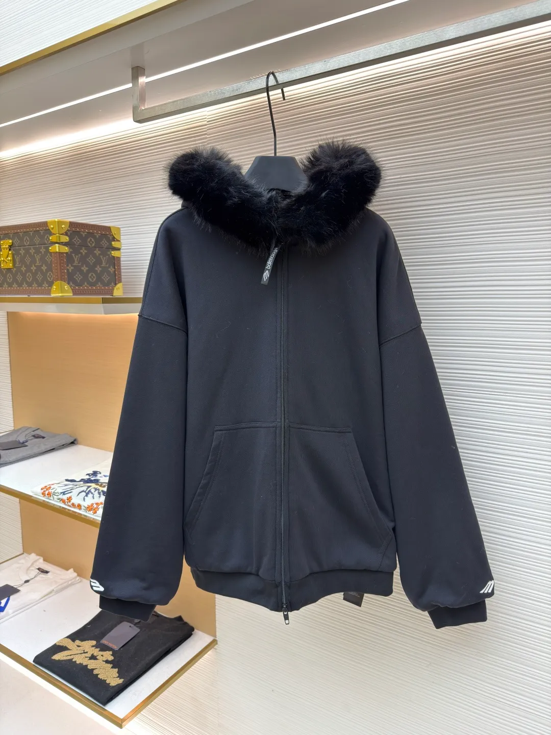 Balenciaga mink fur FLUFFY HOODIE zipper hooded sweatshirt ●Original version: purchased and developed by 15019 ●Item number: 1681665-C10 ●Fabric: cotton fabric ●Technology: imported embroidery production ●Color: black ●Version: loose fit ●Weight: about 1505 grams ●Size: XS-S-M-L ●Description: First of all, it adopts velvet and thickening technology, and a warm down layer is added inside to provide excellent thermal insulation effect. The fabric has been treated with water washing technology to make the overall feel softer and more comfortable, while showing a unique retro texture. In terms of detail processing, precise cutting and sewing processes are used to ensure a loose fit and comfortable wearing. The fur collar at the neckline is made of artificial fur, which not only maintains a soft and fluffy appearance, but also avoids possible allergies caused by animal hair. In addition, the clothes also use imported machine embroidery technology to present brand logos or patterns on the chest or other parts, which enhances the overall sense of fashion and quality. All process links are strictly controlled to ensure the durability and beauty of the product. The overall wiring is straight and delicate, the fabric is comfortable and soft, and the color is consistent without color difference. It can be matched with the same style to create a fashionable look and control various occasions. Customized accessories, complete with three standards, same style for men and women!