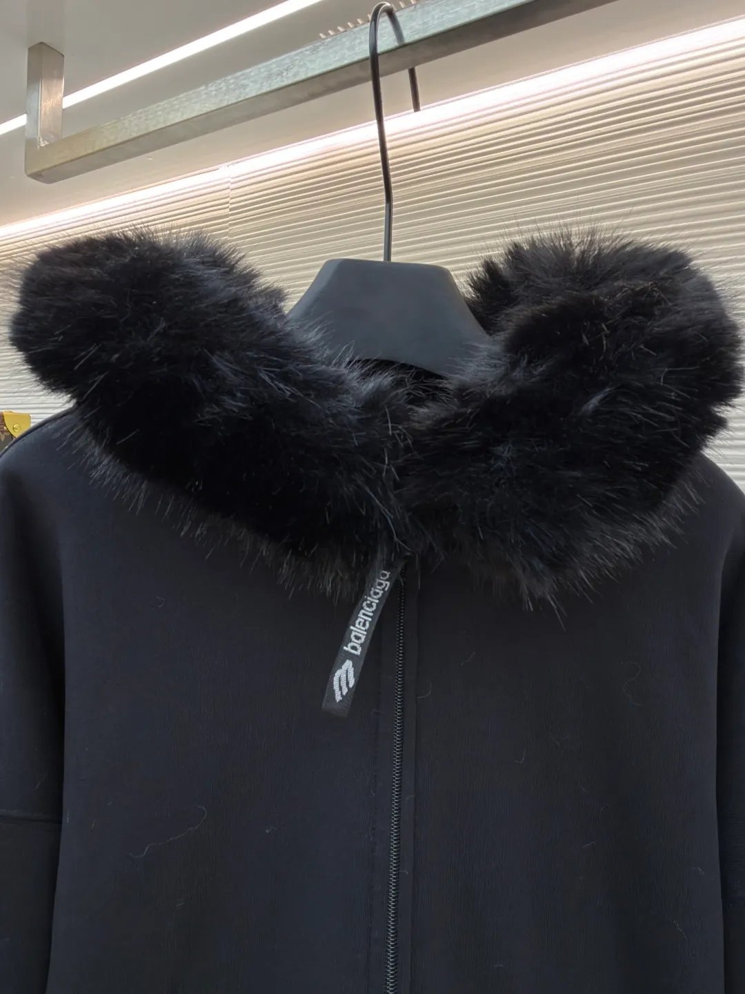 Balenciaga mink fur FLUFFY HOODIE zipper hooded sweatshirt ●Original version: purchased and developed by 15019 ●Item number: 1681665-C10 ●Fabric: cotton fabric ●Technology: imported embroidery production ●Color: black ●Version: loose fit ●Weight: about 1505 grams ●Size: XS-S-M-L ●Description: First of all, it adopts velvet and thickening technology, and a warm down layer is added inside to provide excellent thermal insulation effect. The fabric has been treated with water washing technology to make the overall feel softer and more comfortable, while showing a unique retro texture. In terms of detail processing, precise cutting and sewing processes are used to ensure a loose fit and comfortable wearing. The fur collar at the neckline is made of artificial fur, which not only maintains a soft and fluffy appearance, but also avoids possible allergies caused by animal hair. In addition, the clothes also use imported machine embroidery technology to present brand logos or patterns on the chest or other parts, which enhances the overall sense of fashion and quality. All process links are strictly controlled to ensure the durability and beauty of the product. The overall wiring is straight and delicate, the fabric is comfortable and soft, and the color is consistent without color difference. It can be matched with the same style to create a fashionable look and control various occasions. Customized accessories, complete with three standards, same style for men and women!