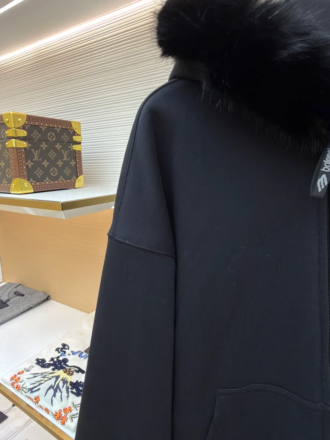 Balenciaga mink fur FLUFFY HOODIE zipper hooded sweatshirt ●Original version: purchased and developed by 15019 ●Item number: 1681665-C10 ●Fabric: cotton fabric ●Technology: imported embroidery production ●Color: black ●Version: loose fit ●Weight: about 1505 grams ●Size: XS-S-M-L ●Description: First of all, it adopts velvet and thickening technology, and a warm down layer is added inside to provide excellent thermal insulation effect. The fabric has been treated with water washing technology to make the overall feel softer and more comfortable, while showing a unique retro texture. In terms of detail processing, precise cutting and sewing processes are used to ensure a loose fit and comfortable wearing. The fur collar at the neckline is made of artificial fur, which not only maintains a soft and fluffy appearance, but also avoids possible allergies caused by animal hair. In addition, the clothes also use imported machine embroidery technology to present brand logos or patterns on the chest or other parts, which enhances the overall sense of fashion and quality. All process links are strictly controlled to ensure the durability and beauty of the product. The overall wiring is straight and delicate, the fabric is comfortable and soft, and the color is consistent without color difference. It can be matched with the same style to create a fashionable look and control various occasions. Customized accessories, complete with three standards, same style for men and women!