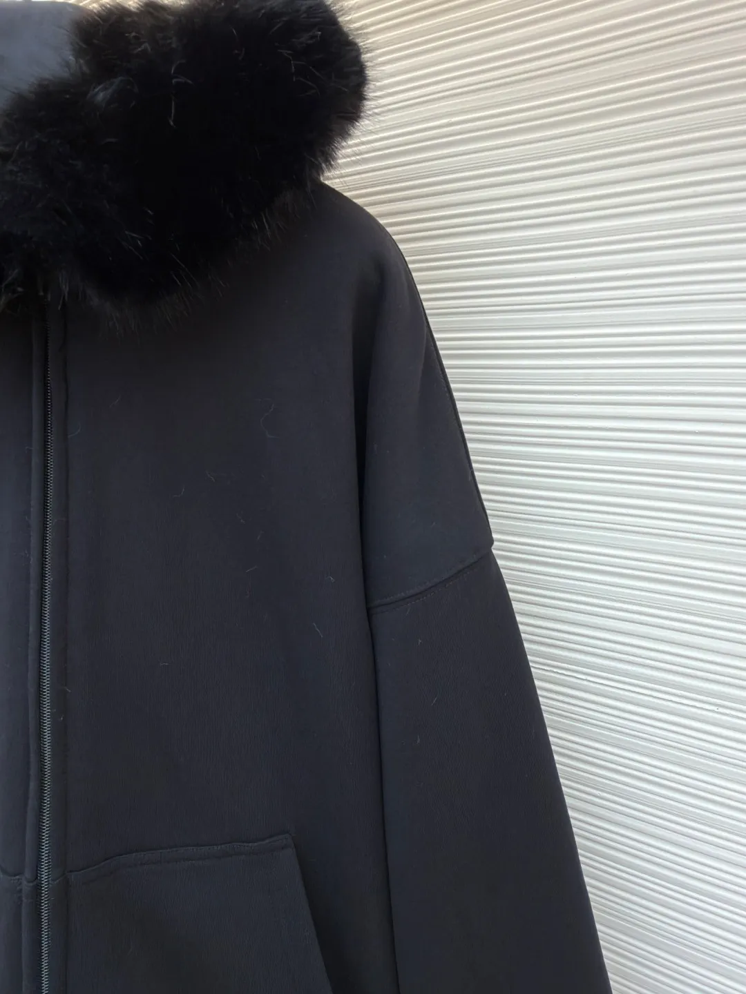 Balenciaga mink fur FLUFFY HOODIE zipper hooded sweatshirt ●Original version: purchased and developed by 15019 ●Item number: 1681665-C10 ●Fabric: cotton fabric ●Technology: imported embroidery production ●Color: black ●Version: loose fit ●Weight: about 1505 grams ●Size: XS-S-M-L ●Description: First of all, it adopts velvet and thickening technology, and a warm down layer is added inside to provide excellent thermal insulation effect. The fabric has been treated with water washing technology to make the overall feel softer and more comfortable, while showing a unique retro texture. In terms of detail processing, precise cutting and sewing processes are used to ensure a loose fit and comfortable wearing. The fur collar at the neckline is made of artificial fur, which not only maintains a soft and fluffy appearance, but also avoids possible allergies caused by animal hair. In addition, the clothes also use imported machine embroidery technology to present brand logos or patterns on the chest or other parts, which enhances the overall sense of fashion and quality. All process links are strictly controlled to ensure the durability and beauty of the product. The overall wiring is straight and delicate, the fabric is comfortable and soft, and the color is consistent without color difference. It can be matched with the same style to create a fashionable look and control various occasions. Customized accessories, complete with three standards, same style for men and women!