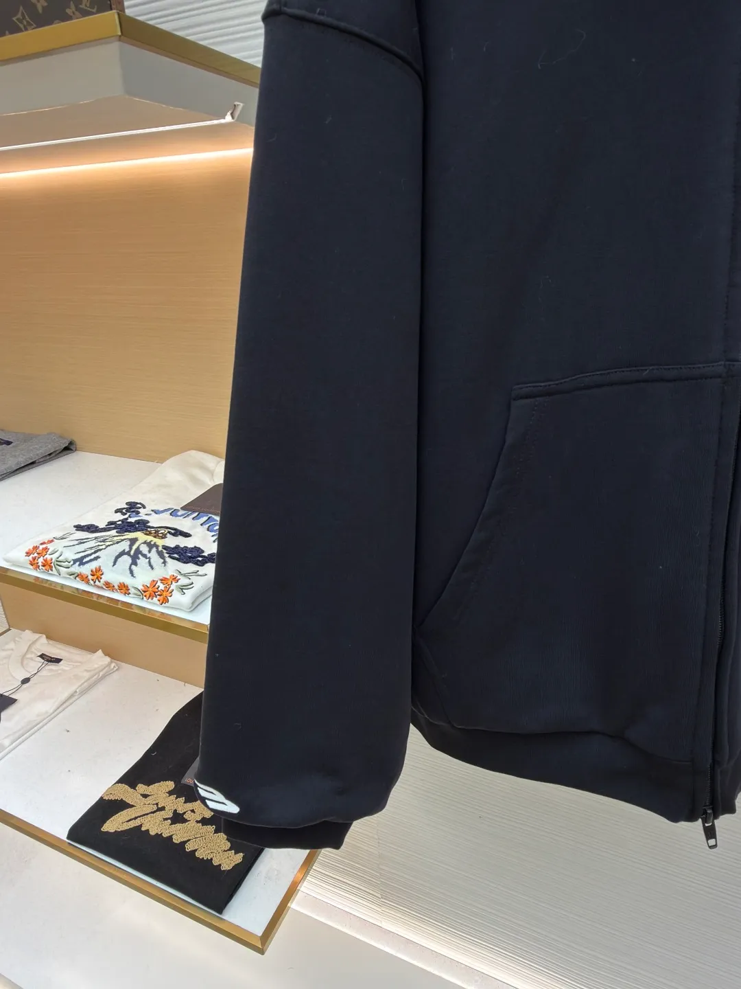 Balenciaga mink fur FLUFFY HOODIE zipper hooded sweatshirt ●Original version: purchased and developed by 15019 ●Item number: 1681665-C10 ●Fabric: cotton fabric ●Technology: imported embroidery production ●Color: black ●Version: loose fit ●Weight: about 1505 grams ●Size: XS-S-M-L ●Description: First of all, it adopts velvet and thickening technology, and a warm down layer is added inside to provide excellent thermal insulation effect. The fabric has been treated with water washing technology to make the overall feel softer and more comfortable, while showing a unique retro texture. In terms of detail processing, precise cutting and sewing processes are used to ensure a loose fit and comfortable wearing. The fur collar at the neckline is made of artificial fur, which not only maintains a soft and fluffy appearance, but also avoids possible allergies caused by animal hair. In addition, the clothes also use imported machine embroidery technology to present brand logos or patterns on the chest or other parts, which enhances the overall sense of fashion and quality. All process links are strictly controlled to ensure the durability and beauty of the product. The overall wiring is straight and delicate, the fabric is comfortable and soft, and the color is consistent without color difference. It can be matched with the same style to create a fashionable look and control various occasions. Customized accessories, complete with three standards, same style for men and women!
