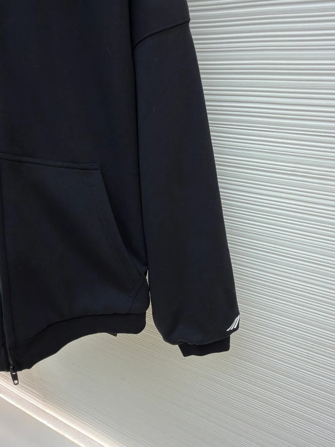 Balenciaga mink fur FLUFFY HOODIE zipper hooded sweatshirt ●Original version: purchased and developed by 15019 ●Item number: 1681665-C10 ●Fabric: cotton fabric ●Technology: imported embroidery production ●Color: black ●Version: loose fit ●Weight: about 1505 grams ●Size: XS-S-M-L ●Description: First of all, it adopts velvet and thickening technology, and a warm down layer is added inside to provide excellent thermal insulation effect. The fabric has been treated with water washing technology to make the overall feel softer and more comfortable, while showing a unique retro texture. In terms of detail processing, precise cutting and sewing processes are used to ensure a loose fit and comfortable wearing. The fur collar at the neckline is made of artificial fur, which not only maintains a soft and fluffy appearance, but also avoids possible allergies caused by animal hair. In addition, the clothes also use imported machine embroidery technology to present brand logos or patterns on the chest or other parts, which enhances the overall sense of fashion and quality. All process links are strictly controlled to ensure the durability and beauty of the product. The overall wiring is straight and delicate, the fabric is comfortable and soft, and the color is consistent without color difference. It can be matched with the same style to create a fashionable look and control various occasions. Customized accessories, complete with three standards, same style for men and women!