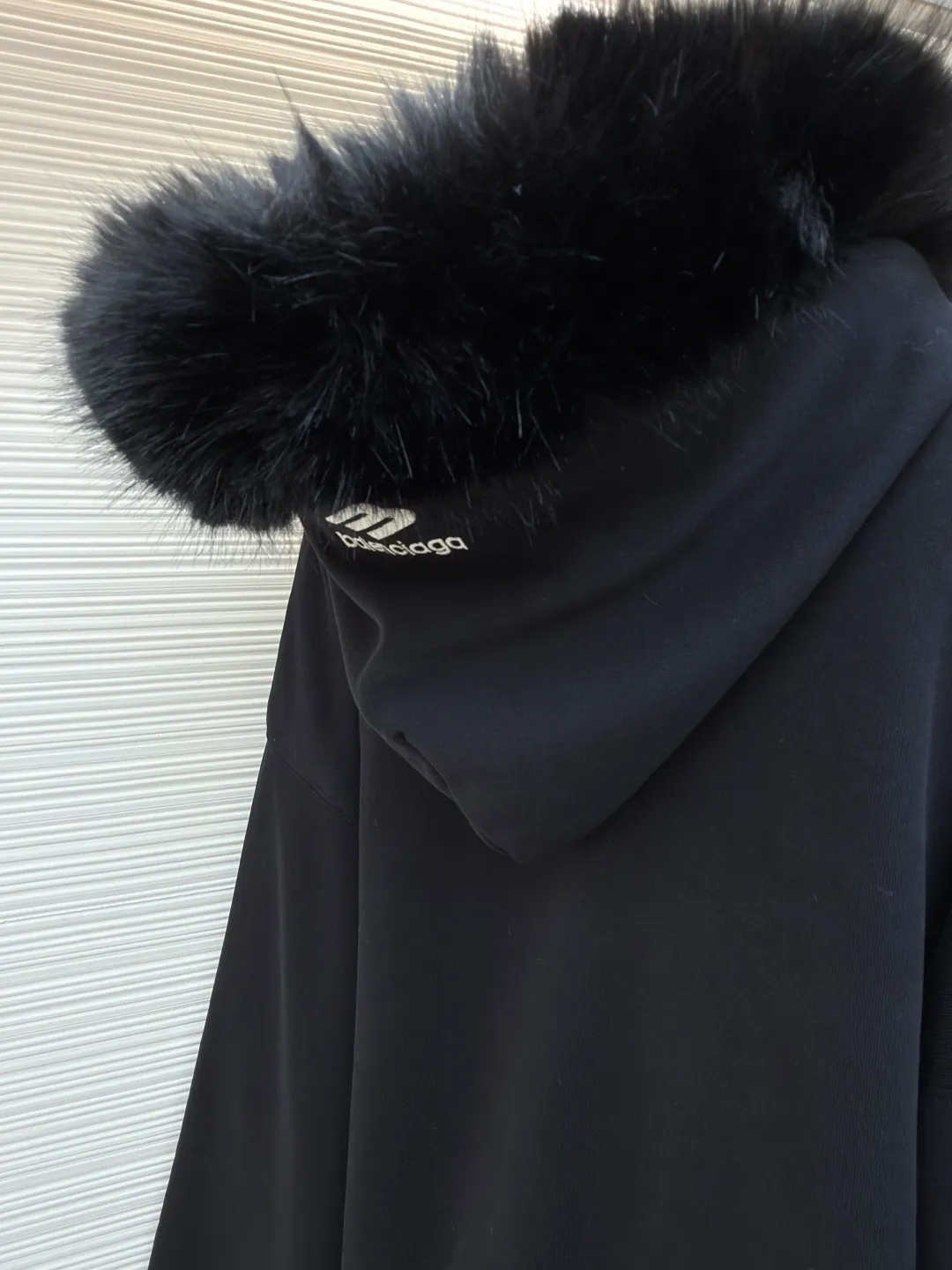 Balenciaga mink fur FLUFFY HOODIE zipper hooded sweatshirt ●Original version: purchased and developed by 15019 ●Item number: 1681665-C10 ●Fabric: cotton fabric ●Technology: imported embroidery production ●Color: black ●Version: loose fit ●Weight: about 1505 grams ●Size: XS-S-M-L ●Description: First of all, it adopts velvet and thickening technology, and a warm down layer is added inside to provide excellent thermal insulation effect. The fabric has been treated with water washing technology to make the overall feel softer and more comfortable, while showing a unique retro texture. In terms of detail processing, precise cutting and sewing processes are used to ensure a loose fit and comfortable wearing. The fur collar at the neckline is made of artificial fur, which not only maintains a soft and fluffy appearance, but also avoids possible allergies caused by animal hair. In addition, the clothes also use imported machine embroidery technology to present brand logos or patterns on the chest or other parts, which enhances the overall sense of fashion and quality. All process links are strictly controlled to ensure the durability and beauty of the product. The overall wiring is straight and delicate, the fabric is comfortable and soft, and the color is consistent without color difference. It can be matched with the same style to create a fashionable look and control various occasions. Customized accessories, complete with three standards, same style for men and women!