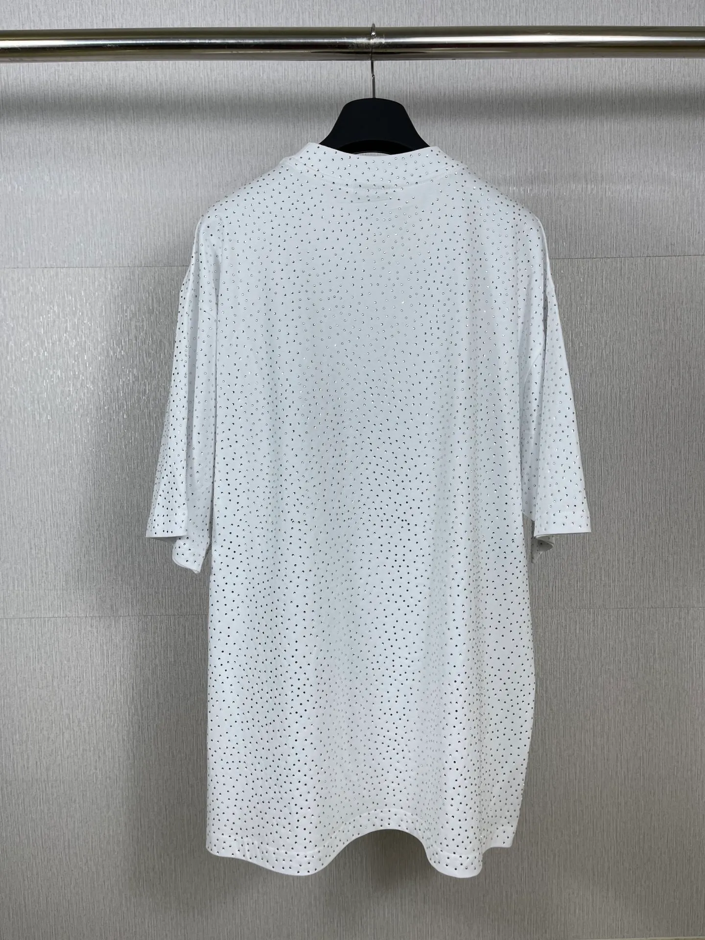 🅿️250 real photos [Top version. Official website quality] BALENCI*GA/Paris BALENCI*GA# Starry hot diamond washed and distressed short-sleeved T-shirt. Brick cabinet synchronization. The fabric is made of Paris ZP custom-woven and dyed 100% cotton double yarn compact cotton. The weight is 260 grams. The cloth surface is clean. The cloth pattern is clear. Soft and comfortable. The color fastness is good. It is not easy to change color. The threads are woven and dyed with no color difference. The whole piece of clothing is washed and made into a solid, high-tech, ironed finish. Imported diamonds are used. The luster is bright and bright. It is not easy to fall off. The market is wrong. Comparisons welcome. Restore brick cabinet. The version adopts OS loose shoulder version. Same style for men and women. Code: BL223106 Color: washed black. White Size: XS to L