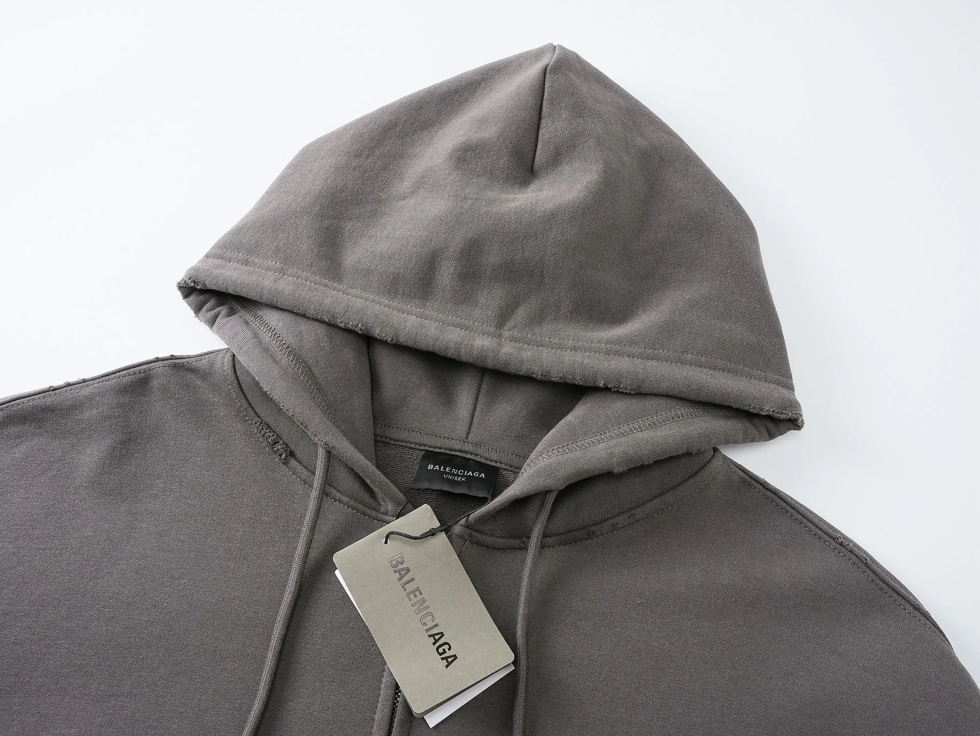 🅿️370 real photos [Top version. Official website quality] BALENCI*GA/Paris. 2025 new model. HUMAN BEING letter patch embroidered hooded zipper cardigan sweatshirt. Brick cabinets are synchronized. Genuine products are developed at the first time, and you can print and compare! The fabric is made of Paris ZP custom-woven and dyed cotton sweatshirt. Weighing 460 grams, the cloth surface is clean. The cloth pattern is clear, soft and comfortable. The threads are dyed with no color difference. The embroidery is done on a genuine Tajima embroidery machine. The letters are clear and the effect is three-dimensional. The version adopts OS loose shoulder design. Same style for men and women. Code: BL259938 Color: Smoke Gray Size: XS S M L