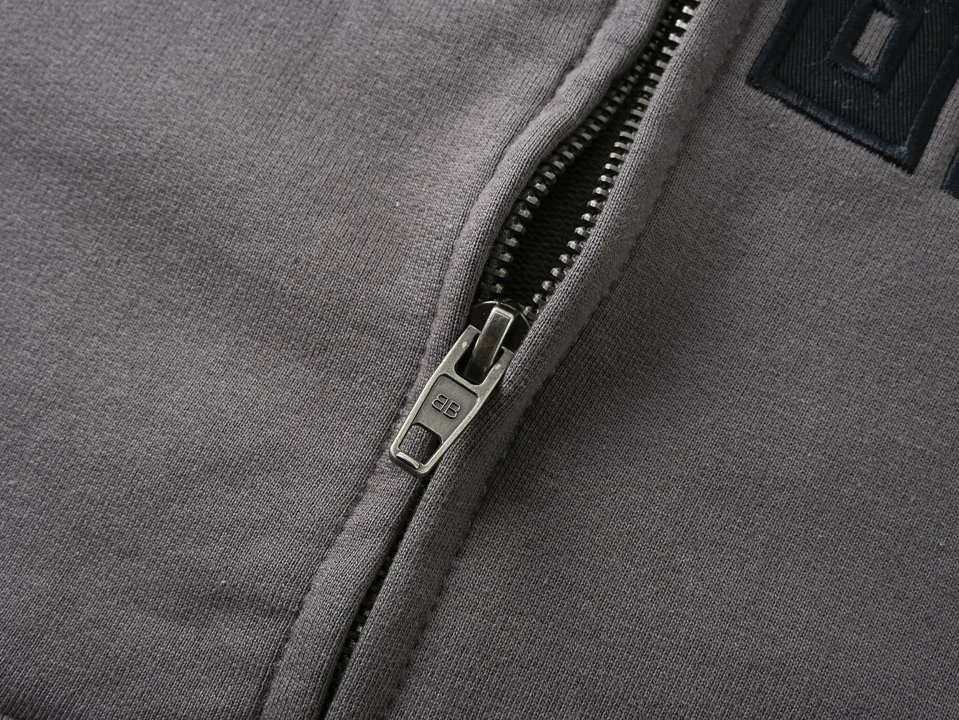 🅿️370 real photos [Top version. Official website quality] BALENCI*GA/Paris. 2025 new model. HUMAN BEING letter patch embroidered hooded zipper cardigan sweatshirt. Brick cabinets are synchronized. Genuine products are developed at the first time, and you can print and compare! The fabric is made of Paris ZP custom-woven and dyed cotton sweatshirt. Weighing 460 grams, the cloth surface is clean. The cloth pattern is clear, soft and comfortable. The threads are dyed with no color difference. The embroidery is done on a genuine Tajima embroidery machine. The letters are clear and the effect is three-dimensional. The version adopts OS loose shoulder design. Same style for men and women. Code: BL259938 Color: Smoke Gray Size: XS S M L
