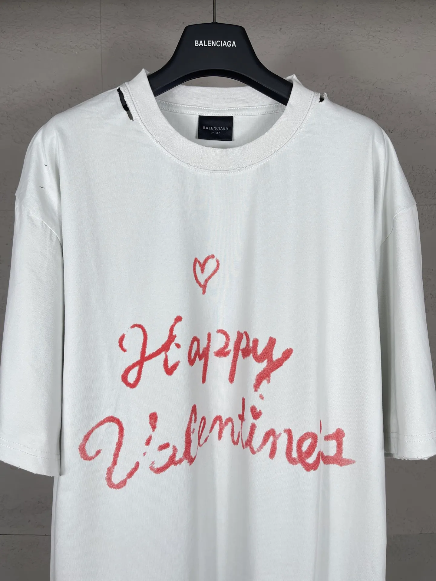 🅿️190 real photos [Top version. Official website quality] BALENCI*GA/Paris.SS25 latest model, Paris Valentine’s Day limited edition. English direct-printed short-sleeved T-shirts on the front and back. Brick cabinet synchronization. Genuine products are developed at the first time. Welcome to compare! . The fabric is made of Paris ZP custom-woven and dyed cotton double yarn. Weighing 260 grams, the cloth surface is clean. The cloth pattern is clear, soft and comfortable. The threads are dyed with no color difference. The printing uses direct-injection environmentally friendly imported materials. The letters are clear and the effect is three-dimensional. The version adopts OS loose shoulder design. Same style for men and women. Code: BL253661 Color: washed black, gray and white. Size: XS S M L