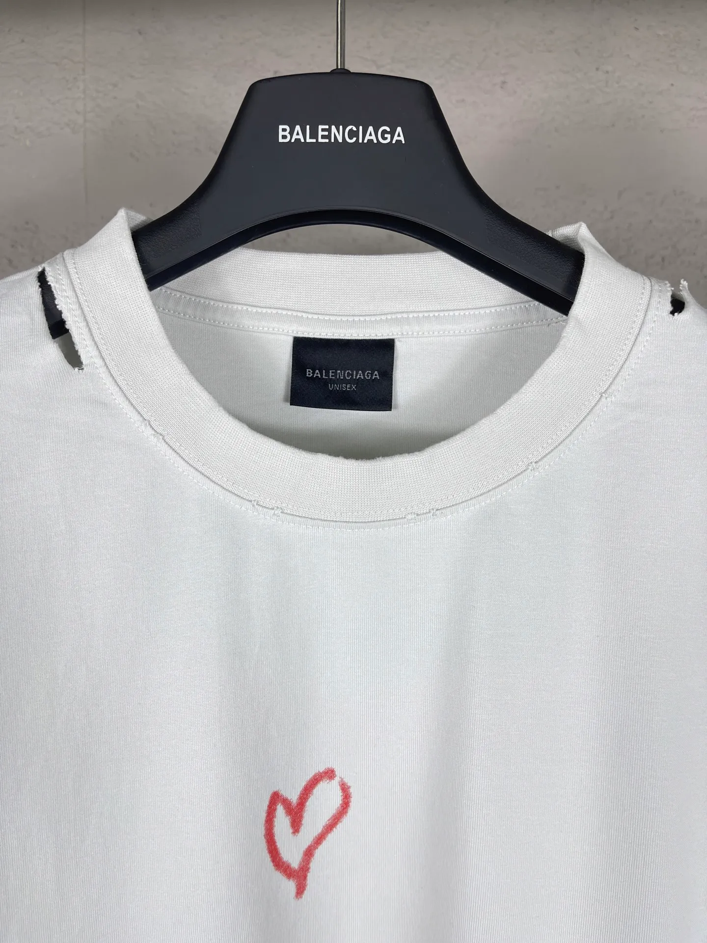 🅿️190 real photos [Top version. Official website quality] BALENCI*GA/Paris.SS25 latest model, Paris Valentine’s Day limited edition. English direct-printed short-sleeved T-shirts on the front and back. Brick cabinet synchronization. Genuine products are developed at the first time. Welcome to compare! . The fabric is made of Paris ZP custom-woven and dyed cotton double yarn. Weighing 260 grams, the cloth surface is clean. The cloth pattern is clear, soft and comfortable. The threads are dyed with no color difference. The printing uses direct-injection environmentally friendly imported materials. The letters are clear and the effect is three-dimensional. The version adopts OS loose shoulder design. Same style for men and women. Code: BL253661 Color: washed black, gray and white. Size: XS S M L