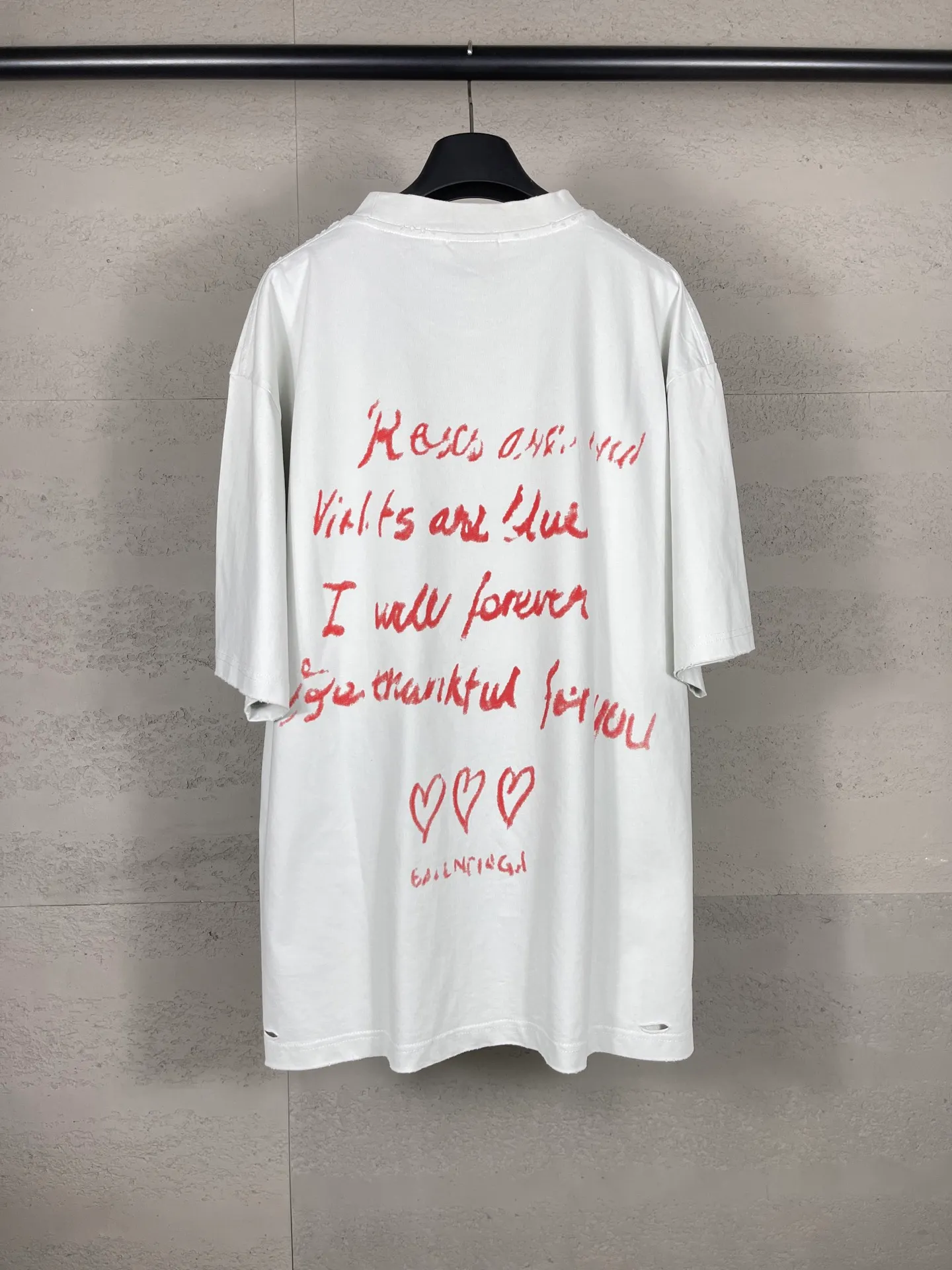 🅿️190 real photos [Top version. Official website quality] BALENCI*GA/Paris.SS25 latest model, Paris Valentine’s Day limited edition. English direct-printed short-sleeved T-shirts on the front and back. Brick cabinet synchronization. Genuine products are developed at the first time. Welcome to compare! . The fabric is made of Paris ZP custom-woven and dyed cotton double yarn. Weighing 260 grams, the cloth surface is clean. The cloth pattern is clear, soft and comfortable. The threads are dyed with no color difference. The printing uses direct-injection environmentally friendly imported materials. The letters are clear and the effect is three-dimensional. The version adopts OS loose shoulder design. Same style for men and women. Code: BL253661 Color: washed black, gray and white. Size: XS S M L