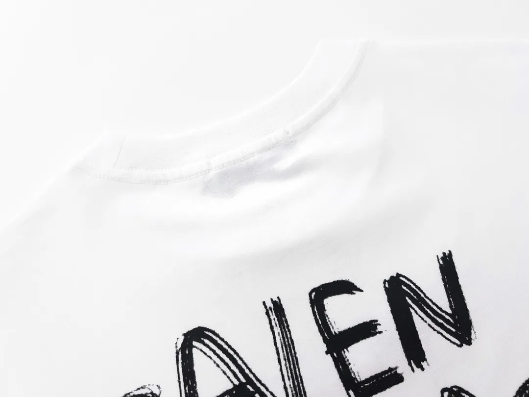 🅿️170 Detailed Pictures [Top version. Official website quality] BALENCI*GA/Paris #front and back initialed letter graffiti short-sleeved T-shirt #brick cabinet synchronization.                       The fabric is made of Paris ZP custom-woven and dyed cotton double yarn, with a weight of 260 grams. The cloth surface is clean. The cloth pattern is clear, soft and comfortable. It has good color fastness and is not easy to change color. The printing has a hand-painted effect. Imported rubber paddles. Restored brick cabinets. The version adopts OS loose shoulder design. Same style for men and women. Code: BL223083 Color: Royal blue. White Size: XS to L