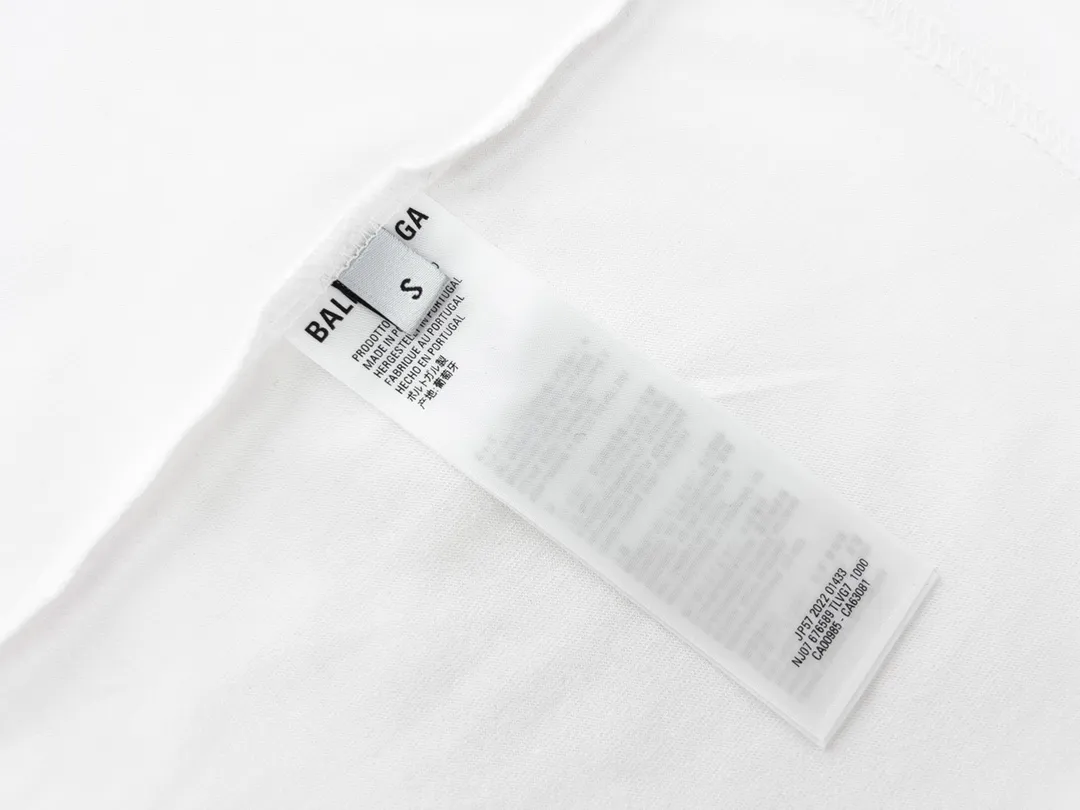 🅿️170 Detailed Pictures [Top version. Official website quality] BALENCI*GA/Paris #front and back initialed letter graffiti short-sleeved T-shirt #brick cabinet synchronization.                       The fabric is made of Paris ZP custom-woven and dyed cotton double yarn, with a weight of 260 grams. The cloth surface is clean. The cloth pattern is clear, soft and comfortable. It has good color fastness and is not easy to change color. The printing has a hand-painted effect. Imported rubber paddles. Restored brick cabinets. The version adopts OS loose shoulder design. Same style for men and women. Code: BL223083 Color: Royal blue. White Size: XS to L