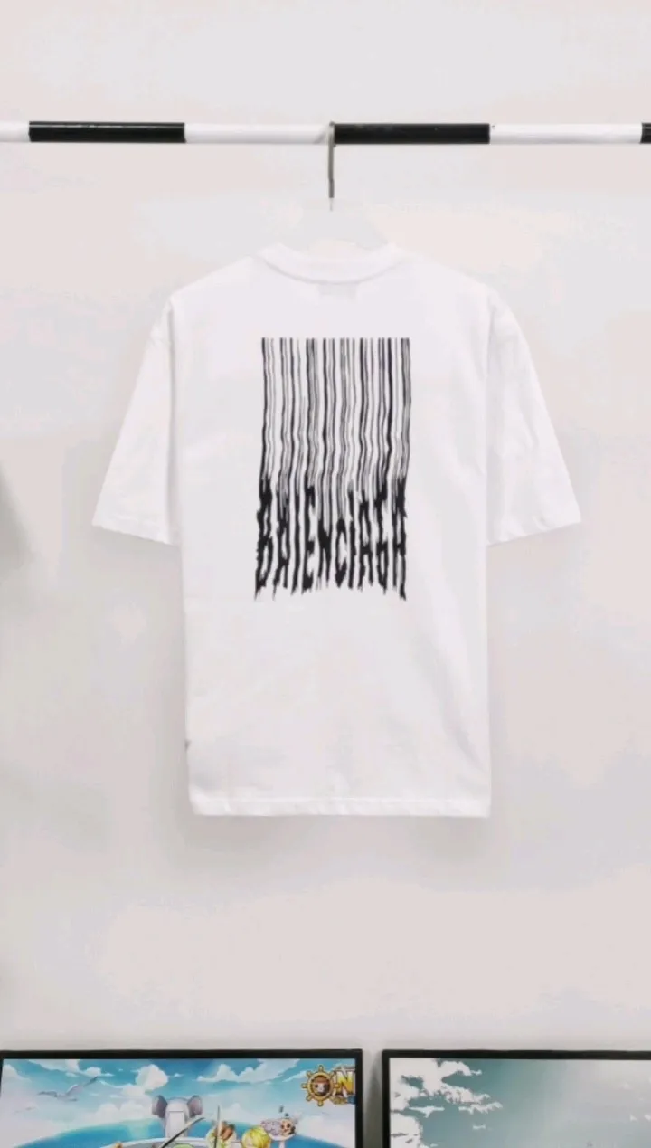 Actual video shot————Top tested version ★Balenciaga’s latest barcode twisted blurred letters couple style pure cotton loose short-sleeved T-shirt. A T-shirt that you love at first sight, barcode letter print. Don’t underestimate this style, it is absolutely not easy to restore this print to 100%! The twisted letter gradient goes from dark to light through 6 to the color block. The lightest color is close to the cloth color. It is very difficult to master. If you are not careful or the direct printing machine is uneven, it will cause uneven color and shape printing transition. The upper body is perfect, the same style for men and women, it can be paired with sports pants or jeans 🉑 Selected 32-woven pure cotton double yarn fabric, 280 high gram weight, top-notch workmanship! The details are perfect! Quality absolutely guaranteed! The clothes are well proportioned! The wiring is neat! Original same cylinder thread! High quality printing, simple and classic! Perfect praise! High-quality excipient packaging, complete with three standards! Size: XS-L Color: Gray Black White P:250