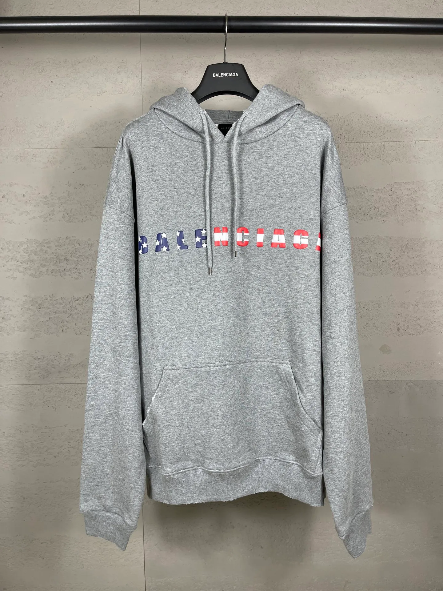 🅿️336 Detailed pictures [Top version. Official website quality] BALENCI*GA/Paris. 25ss latest model. Paris English color LOGO foam printed washed and worn hooded sweatshirt. The brick cabinet is synchronized. The fabric is made of Paris ZP custom-woven and dyed cotton sweatshirt, with a weight of 460 grams. The cloth surface is clean. The cloth pattern is clear, soft and comfortable, and the threads are dyed with no color difference. The classic pattern is foam printed using environmentally friendly imported materials, with clear letters and a strong three-dimensional feel. Restored brick cabinet. The garments were washed and aged, and polished by many hands. Produced by ultra-heavy craftsmanship, the market currency is very different, welcome to compare. The version adopts OS loose shoulder design. The same style for men and women. Code: BL259928 Color: Washed black, floral gray Size: XS S M L