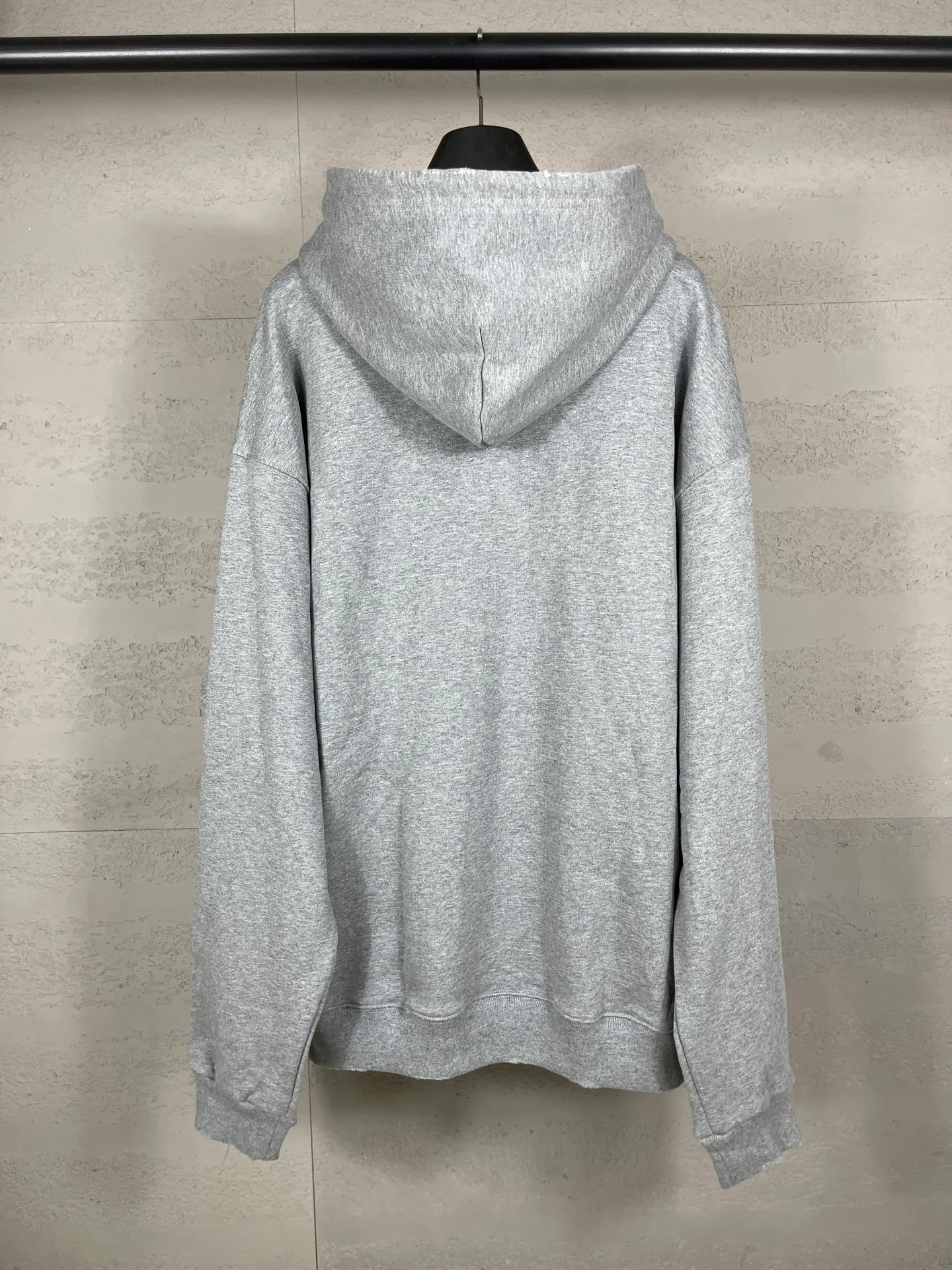 🅿️336 Detailed pictures [Top version. Official website quality] BALENCI*GA/Paris. 25ss latest model. Paris English color LOGO foam printed washed and worn hooded sweatshirt. The brick cabinet is synchronized. The fabric is made of Paris ZP custom-woven and dyed cotton sweatshirt, with a weight of 460 grams. The cloth surface is clean. The cloth pattern is clear, soft and comfortable, and the threads are dyed with no color difference. The classic pattern is foam printed using environmentally friendly imported materials, with clear letters and a strong three-dimensional feel. Restored brick cabinet. The garments were washed and aged, and polished by many hands. Produced by ultra-heavy craftsmanship, the market currency is very different, welcome to compare. The version adopts OS loose shoulder design. The same style for men and women. Code: BL259928 Color: Washed black, floral gray Size: XS S M L
