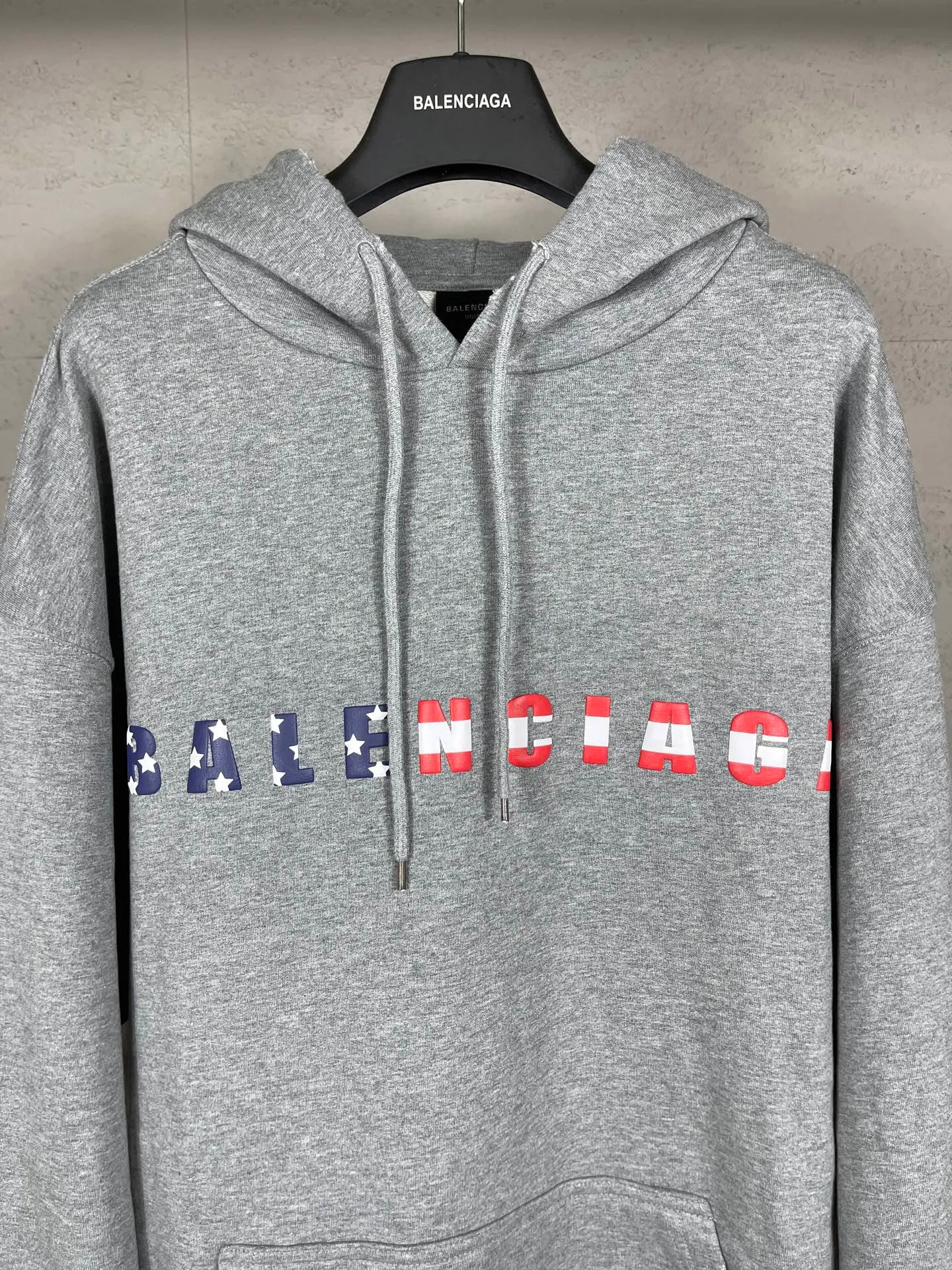 🅿️336 Detailed pictures [Top version. Official website quality] BALENCI*GA/Paris. 25ss latest model. Paris English color LOGO foam printed washed and worn hooded sweatshirt. The brick cabinet is synchronized. The fabric is made of Paris ZP custom-woven and dyed cotton sweatshirt, with a weight of 460 grams. The cloth surface is clean. The cloth pattern is clear, soft and comfortable, and the threads are dyed with no color difference. The classic pattern is foam printed using environmentally friendly imported materials, with clear letters and a strong three-dimensional feel. Restored brick cabinet. The garments were washed and aged, and polished by many hands. Produced by ultra-heavy craftsmanship, the market currency is very different, welcome to compare. The version adopts OS loose shoulder design. The same style for men and women. Code: BL259928 Color: Washed black, floral gray Size: XS S M L