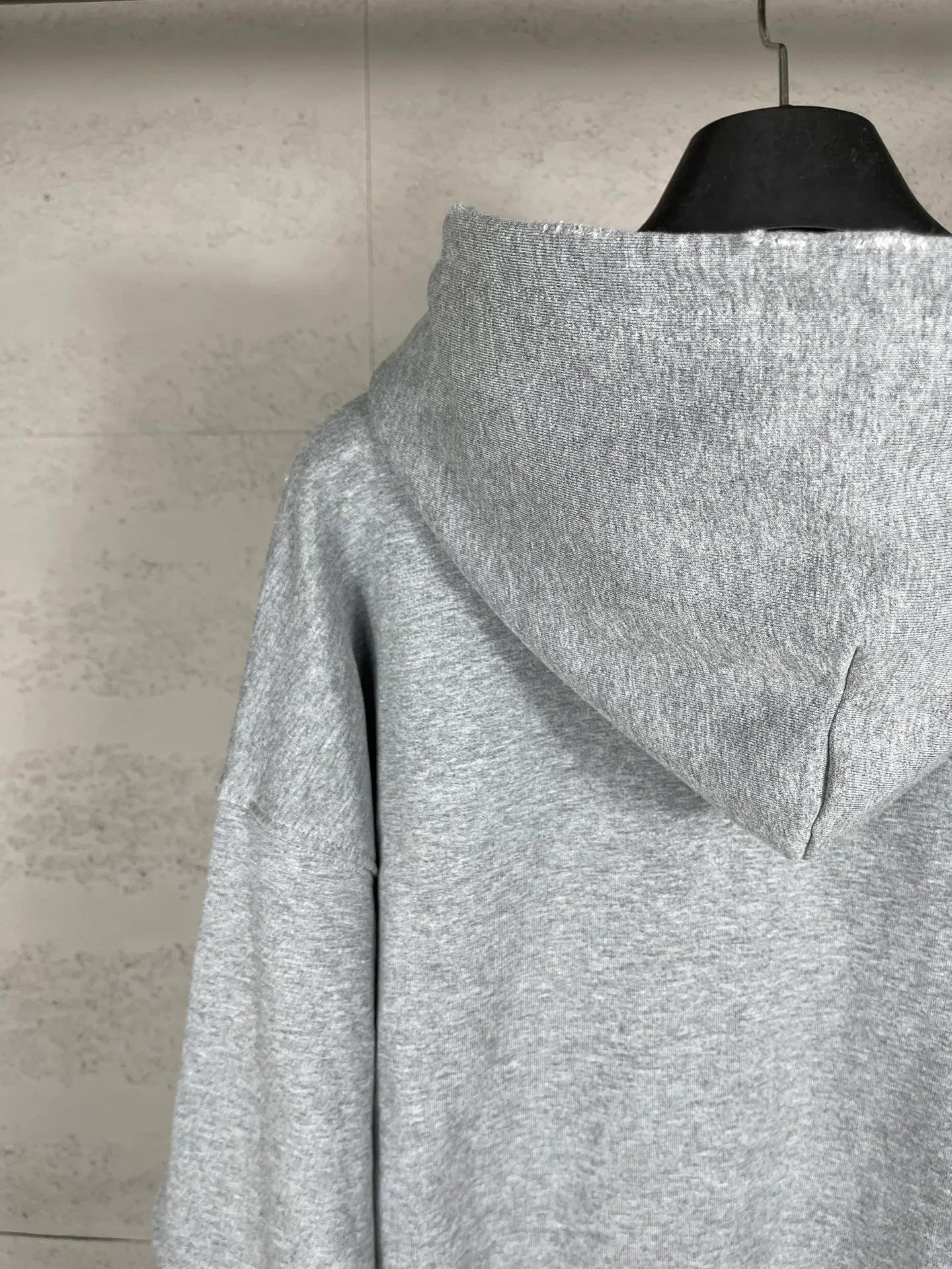🅿️336 Detailed pictures [Top version. Official website quality] BALENCI*GA/Paris. 25ss latest model. Paris English color LOGO foam printed washed and worn hooded sweatshirt. The brick cabinet is synchronized. The fabric is made of Paris ZP custom-woven and dyed cotton sweatshirt, with a weight of 460 grams. The cloth surface is clean. The cloth pattern is clear, soft and comfortable, and the threads are dyed with no color difference. The classic pattern is foam printed using environmentally friendly imported materials, with clear letters and a strong three-dimensional feel. Restored brick cabinet. The garments were washed and aged, and polished by many hands. Produced by ultra-heavy craftsmanship, the market currency is very different, welcome to compare. The version adopts OS loose shoulder design. The same style for men and women. Code: BL259928 Color: Washed black, floral gray Size: XS S M L