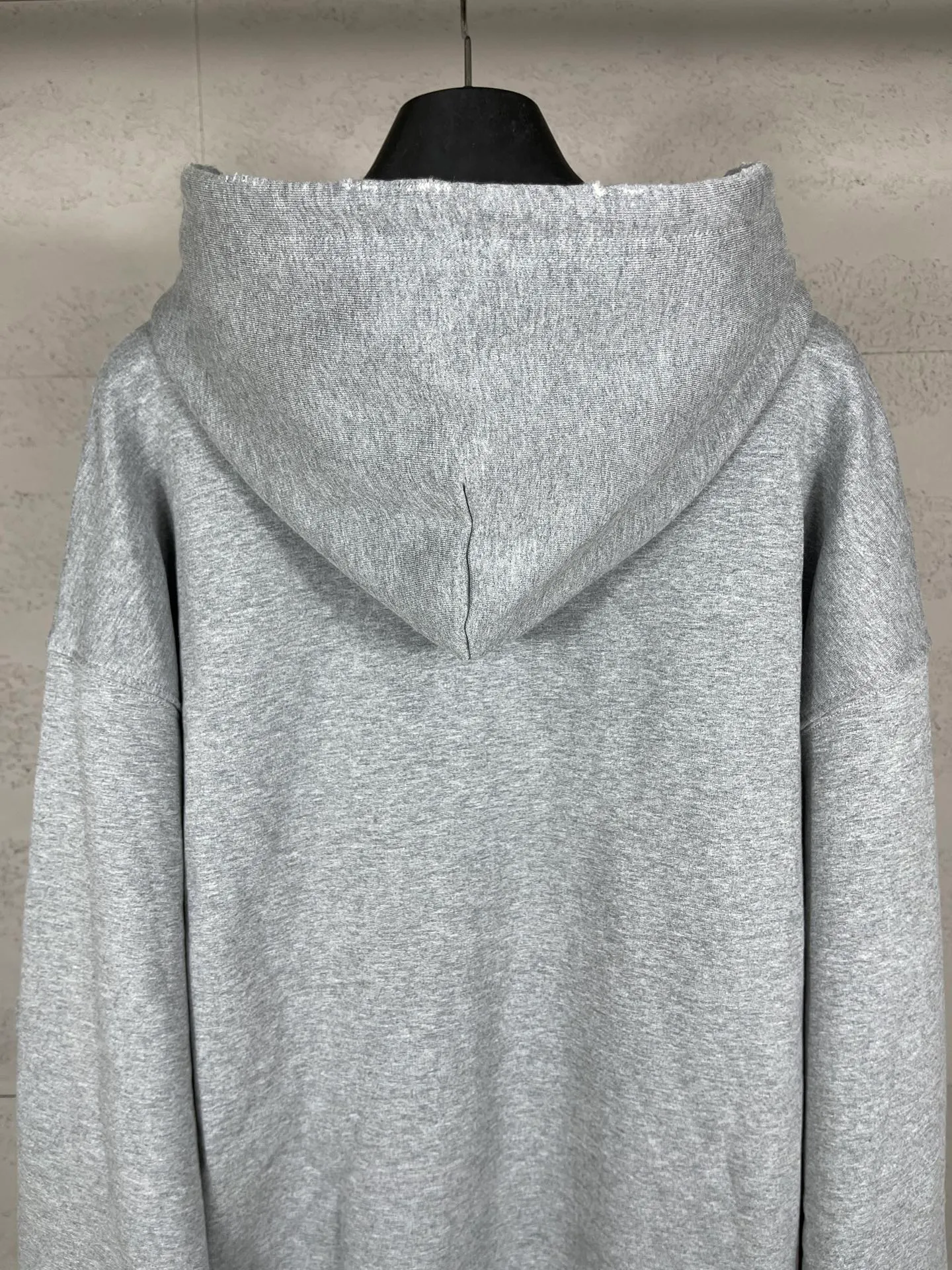 🅿️336 Detailed pictures [Top version. Official website quality] BALENCI*GA/Paris. 25ss latest model. Paris English color LOGO foam printed washed and worn hooded sweatshirt. The brick cabinet is synchronized. The fabric is made of Paris ZP custom-woven and dyed cotton sweatshirt, with a weight of 460 grams. The cloth surface is clean. The cloth pattern is clear, soft and comfortable, and the threads are dyed with no color difference. The classic pattern is foam printed using environmentally friendly imported materials, with clear letters and a strong three-dimensional feel. Restored brick cabinet. The garments were washed and aged, and polished by many hands. Produced by ultra-heavy craftsmanship, the market currency is very different, welcome to compare. The version adopts OS loose shoulder design. The same style for men and women. Code: BL259928 Color: Washed black, floral gray Size: XS S M L
