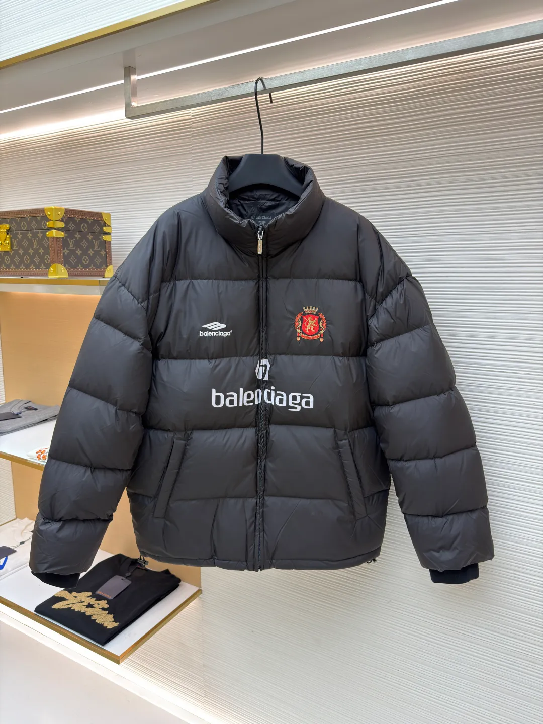 Balenciaga Manchester United joint football down jacket ●Item number: 1681324-C45 ●Material: white duck down fabric ●Technology: mechanical down filling ●Color: black ●Version: fitted version ●Weight: about 865 grams ●Size: S-M-L-XL ●Description: Combining fashion brands with football clubs, the Manchester United team emblem adopts embroidery technology and uses imported Tajima embroidery machines to not only make the pattern more three-dimensional and full. Due to the high precision of the screen printing, the down jacket adopts a stand-up collar zipper design, which is both handsome and practical. It is windproof and warm while adding a sense of fashion. It can be matched with the same style to create a fashionable look, and can be used in various occasions. Customized accessories, complete with three standards, same style for men and women!