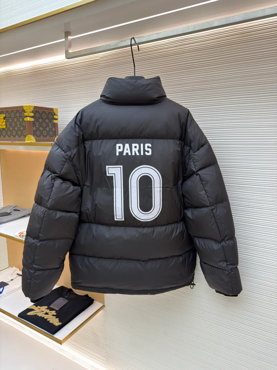 Balenciaga Manchester United joint football down jacket ●Item number: 1681324-C45 ●Material: white duck down fabric ●Technology: mechanical down filling ●Color: black ●Version: fitted version ●Weight: about 865 grams ●Size: S-M-L-XL ●Description: Combining fashion brands with football clubs, the Manchester United team emblem adopts embroidery technology and uses imported Tajima embroidery machines to not only make the pattern more three-dimensional and full. Due to the high precision of the screen printing, the down jacket adopts a stand-up collar zipper design, which is both handsome and practical. It is windproof and warm while adding a sense of fashion. It can be matched with the same style to create a fashionable look, and can be used in various occasions. Customized accessories, complete with three standards, same style for men and women!