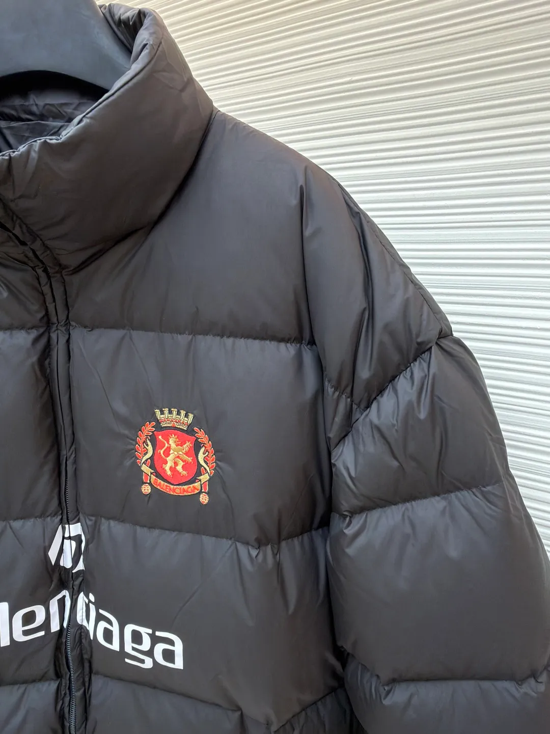 Balenciaga Manchester United joint football down jacket ●Item number: 1681324-C45 ●Material: white duck down fabric ●Technology: mechanical down filling ●Color: black ●Version: fitted version ●Weight: about 865 grams ●Size: S-M-L-XL ●Description: Combining fashion brands with football clubs, the Manchester United team emblem adopts embroidery technology and uses imported Tajima embroidery machines to not only make the pattern more three-dimensional and full. Due to the high precision of the screen printing, the down jacket adopts a stand-up collar zipper design, which is both handsome and practical. It is windproof and warm while adding a sense of fashion. It can be matched with the same style to create a fashionable look, and can be used in various occasions. Customized accessories, complete with three standards, same style for men and women!