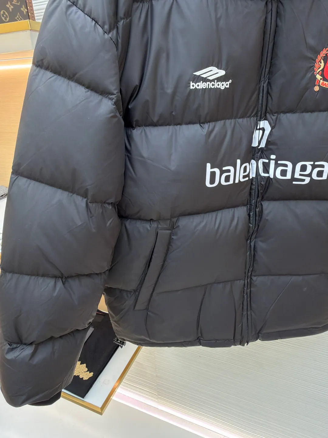 Balenciaga Manchester United joint football down jacket ●Item number: 1681324-C45 ●Material: white duck down fabric ●Technology: mechanical down filling ●Color: black ●Version: fitted version ●Weight: about 865 grams ●Size: S-M-L-XL ●Description: Combining fashion brands with football clubs, the Manchester United team emblem adopts embroidery technology and uses imported Tajima embroidery machines to not only make the pattern more three-dimensional and full. Due to the high precision of the screen printing, the down jacket adopts a stand-up collar zipper design, which is both handsome and practical. It is windproof and warm while adding a sense of fashion. It can be matched with the same style to create a fashionable look, and can be used in various occasions. Customized accessories, complete with three standards, same style for men and women!