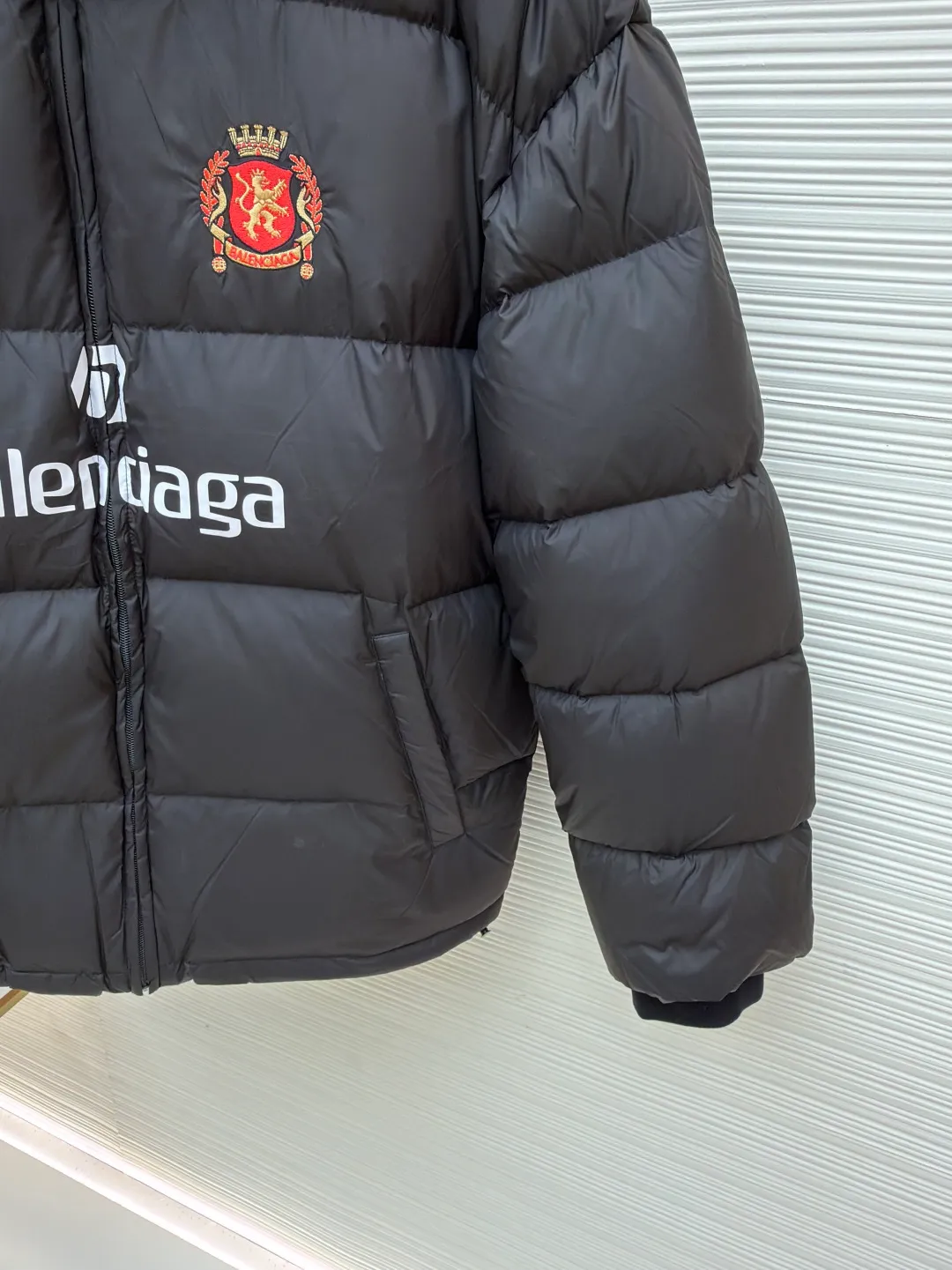 Balenciaga Manchester United joint football down jacket ●Item number: 1681324-C45 ●Material: white duck down fabric ●Technology: mechanical down filling ●Color: black ●Version: fitted version ●Weight: about 865 grams ●Size: S-M-L-XL ●Description: Combining fashion brands with football clubs, the Manchester United team emblem adopts embroidery technology and uses imported Tajima embroidery machines to not only make the pattern more three-dimensional and full. Due to the high precision of the screen printing, the down jacket adopts a stand-up collar zipper design, which is both handsome and practical. It is windproof and warm while adding a sense of fashion. It can be matched with the same style to create a fashionable look, and can be used in various occasions. Customized accessories, complete with three standards, same style for men and women!