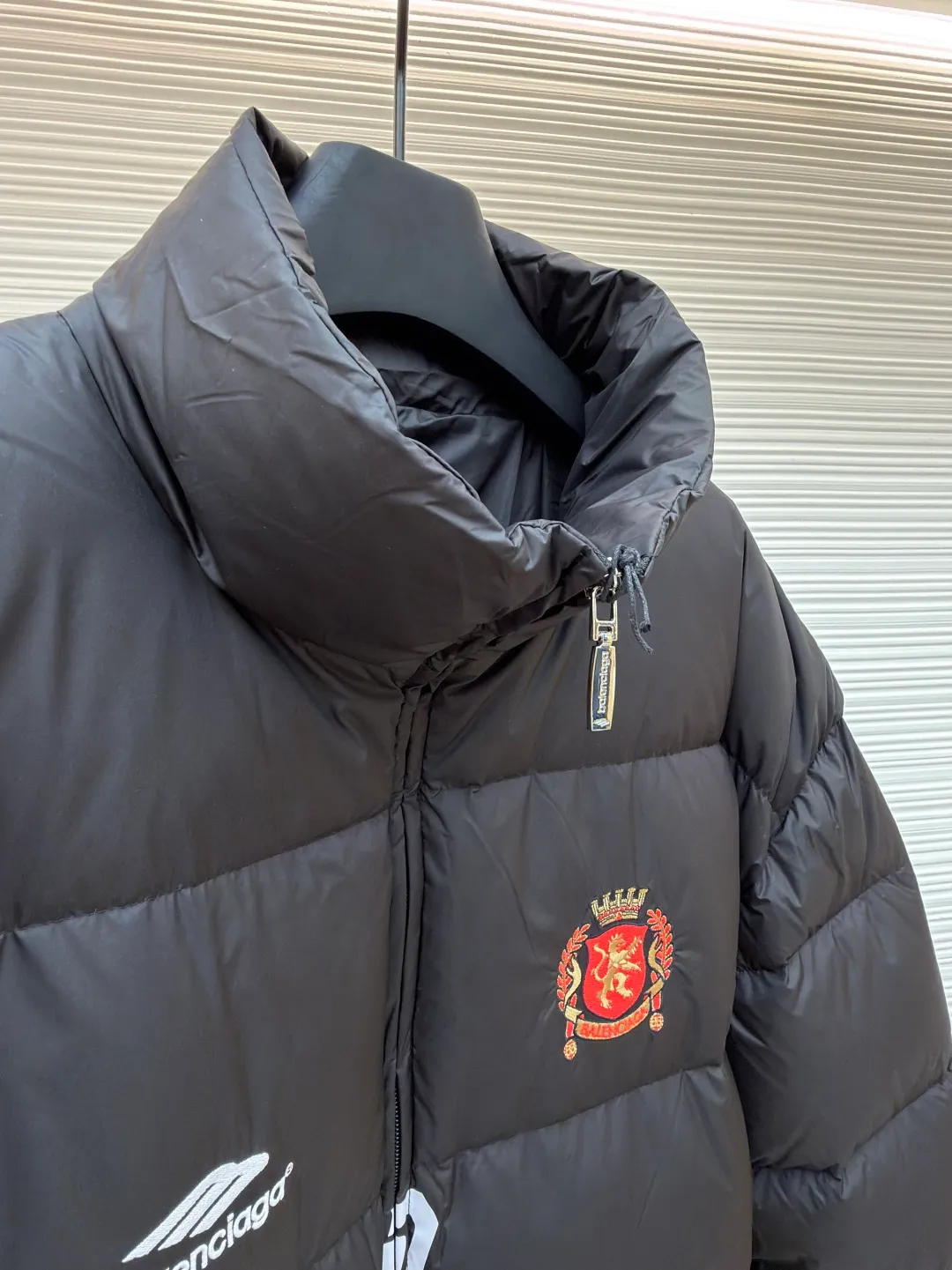 Balenciaga Manchester United joint football down jacket ●Item number: 1681324-C45 ●Material: white duck down fabric ●Technology: mechanical down filling ●Color: black ●Version: fitted version ●Weight: about 865 grams ●Size: S-M-L-XL ●Description: Combining fashion brands with football clubs, the Manchester United team emblem adopts embroidery technology and uses imported Tajima embroidery machines to not only make the pattern more three-dimensional and full. Due to the high precision of the screen printing, the down jacket adopts a stand-up collar zipper design, which is both handsome and practical. It is windproof and warm while adding a sense of fashion. It can be matched with the same style to create a fashionable look, and can be used in various occasions. Customized accessories, complete with three standards, same style for men and women!