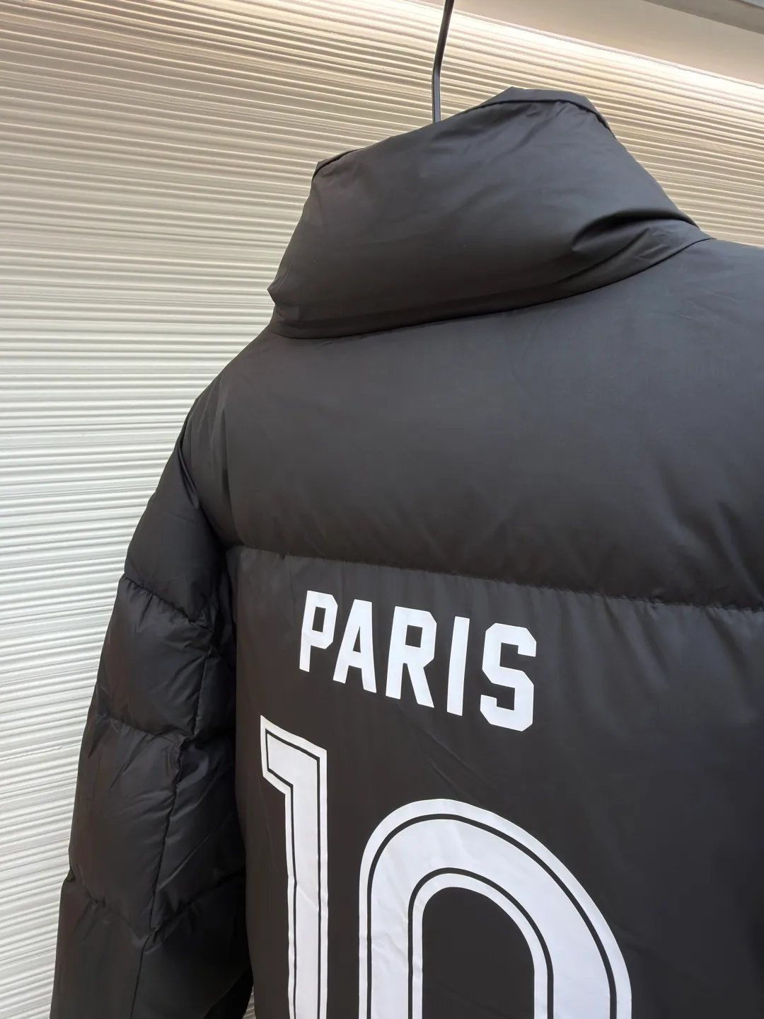 Balenciaga Manchester United joint football down jacket ●Item number: 1681324-C45 ●Material: white duck down fabric ●Technology: mechanical down filling ●Color: black ●Version: fitted version ●Weight: about 865 grams ●Size: S-M-L-XL ●Description: Combining fashion brands with football clubs, the Manchester United team emblem adopts embroidery technology and uses imported Tajima embroidery machines to not only make the pattern more three-dimensional and full. Due to the high precision of the screen printing, the down jacket adopts a stand-up collar zipper design, which is both handsome and practical. It is windproof and warm while adding a sense of fashion. It can be matched with the same style to create a fashionable look, and can be used in various occasions. Customized accessories, complete with three standards, same style for men and women!