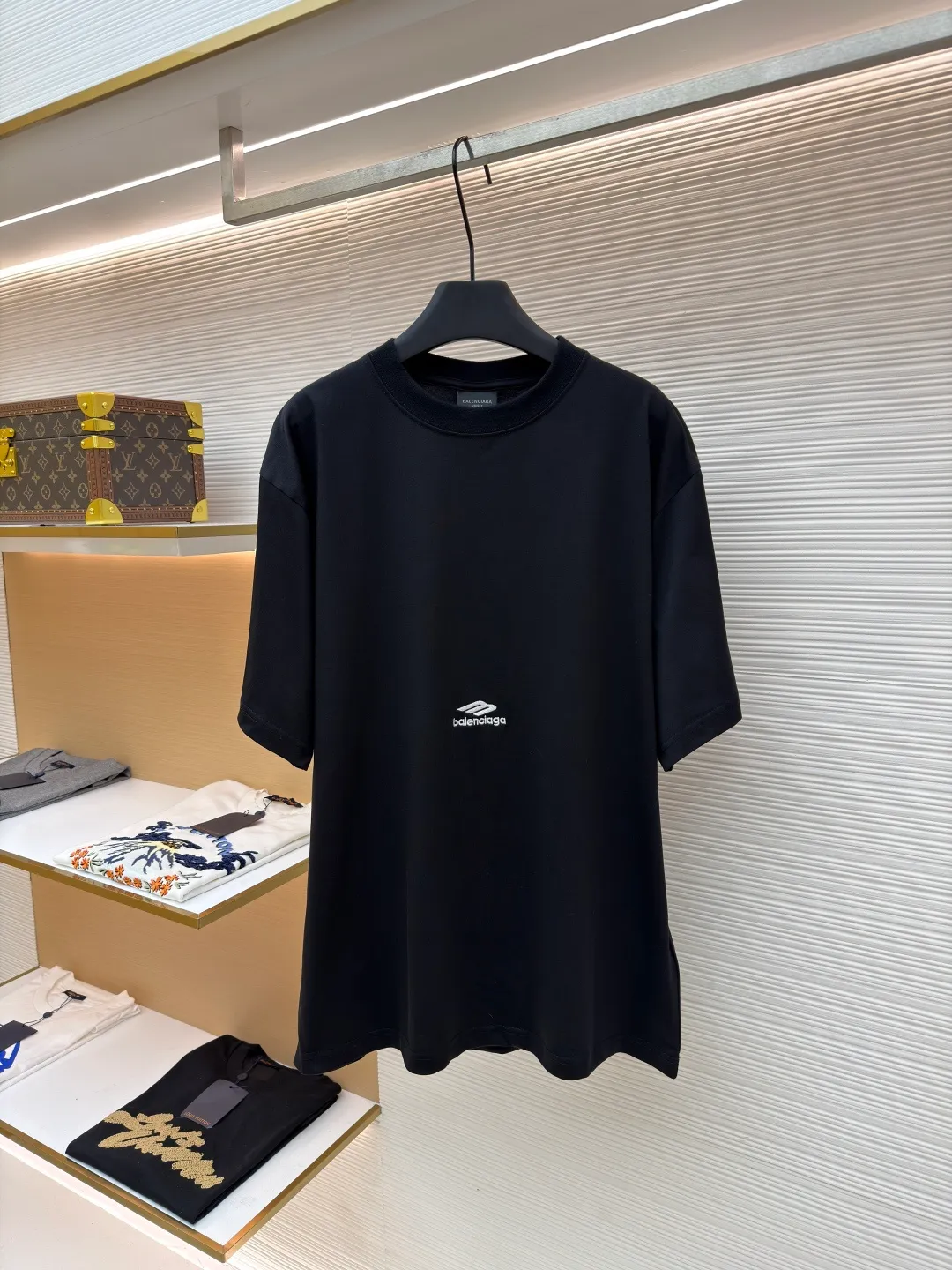 Balenciaga 3M embroidered round neck short sleeves ●Original version: purchased and developed for 5500 ●Item number: 1681334-A00 ●Fabric: plain knitted fabric ●Technology: embroidery production ●Color: black ●Version: fitted version ●Weight: about 245g ●Size: Thread, 340g. 24S fabric is a medium-to-thick yarn, suitable for creating thick, crisp fabrics with a slightly rough texture, which is in line with the "natural and original" effect pursued by retro style. The texture is soft, breathable and elastic, suitable for close-fitting wear and able to create a simple and smooth silhouette. The loose silhouette design details with a retro feel are reflected through old textures, faded processing, and classic tailoring. The entire embroidery body adopts new tatami twill lace embroidery. The tatami embroidery stitches are intertwined and form diagonal lines. The tatami woven surface and the shaped edge integrally connected with the tatami woven surface. Good flatness, soft hand feel, good elasticity and good gloss. The woven surface of tatami is indented compared to the fixed edge, which improves the three-dimensional effect of the pattern and has a better visual effect. The overall wiring is straight and delicate, the fabric is comfortable and soft, and the color is consistent without color difference. It can be matched with the same style to create a fashionable look and control various occasions. Customized accessories, complete with three standards, same style for men and women!
