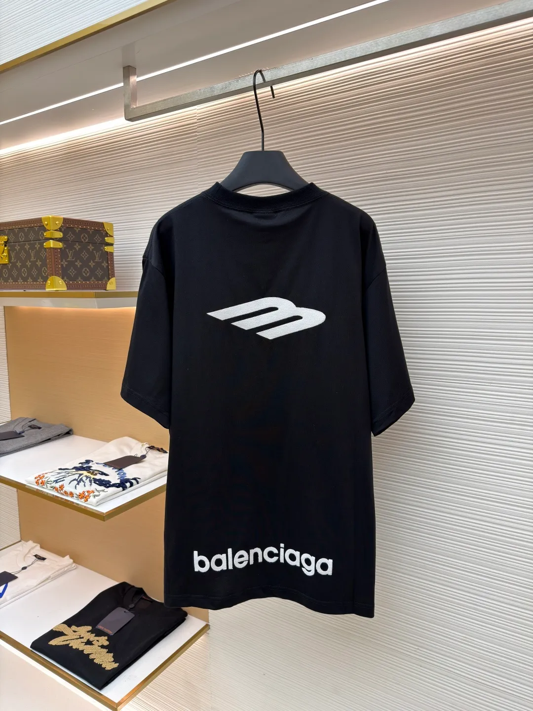 Balenciaga 3M embroidered round neck short sleeves ●Original version: purchased and developed for 5500 ●Item number: 1681334-A00 ●Fabric: plain knitted fabric ●Technology: embroidery production ●Color: black ●Version: fitted version ●Weight: about 245g ●Size: Thread, 340g. 24S fabric is a medium-to-thick yarn, suitable for creating thick, crisp fabrics with a slightly rough texture, which is in line with the "natural and original" effect pursued by retro style. The texture is soft, breathable and elastic, suitable for close-fitting wear and able to create a simple and smooth silhouette. The loose silhouette design details with a retro feel are reflected through old textures, faded processing, and classic tailoring. The entire embroidery body adopts new tatami twill lace embroidery. The tatami embroidery stitches are intertwined and form diagonal lines. The tatami woven surface and the shaped edge integrally connected with the tatami woven surface. Good flatness, soft hand feel, good elasticity and good gloss. The woven surface of tatami is indented compared to the fixed edge, which improves the three-dimensional effect of the pattern and has a better visual effect. The overall wiring is straight and delicate, the fabric is comfortable and soft, and the color is consistent without color difference. It can be matched with the same style to create a fashionable look and control various occasions. Customized accessories, complete with three standards, same style for men and women!